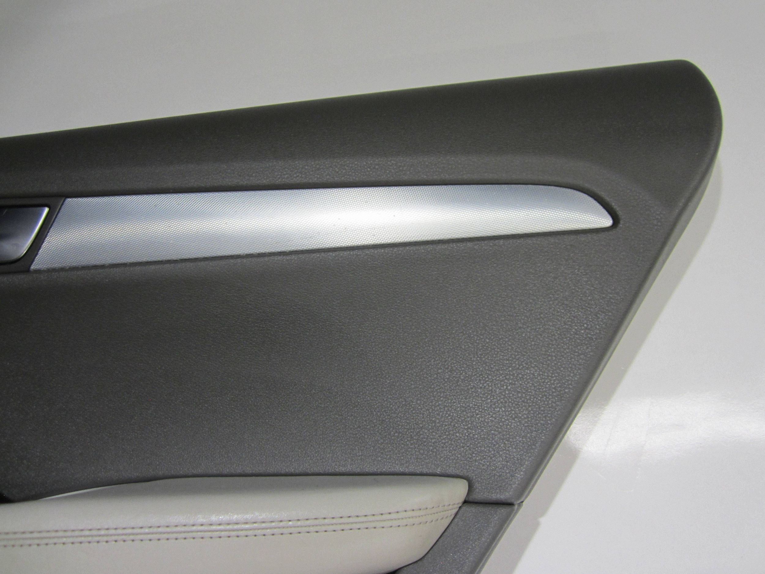 Audi Q5 dörrpanel bak höger grå läder image 7