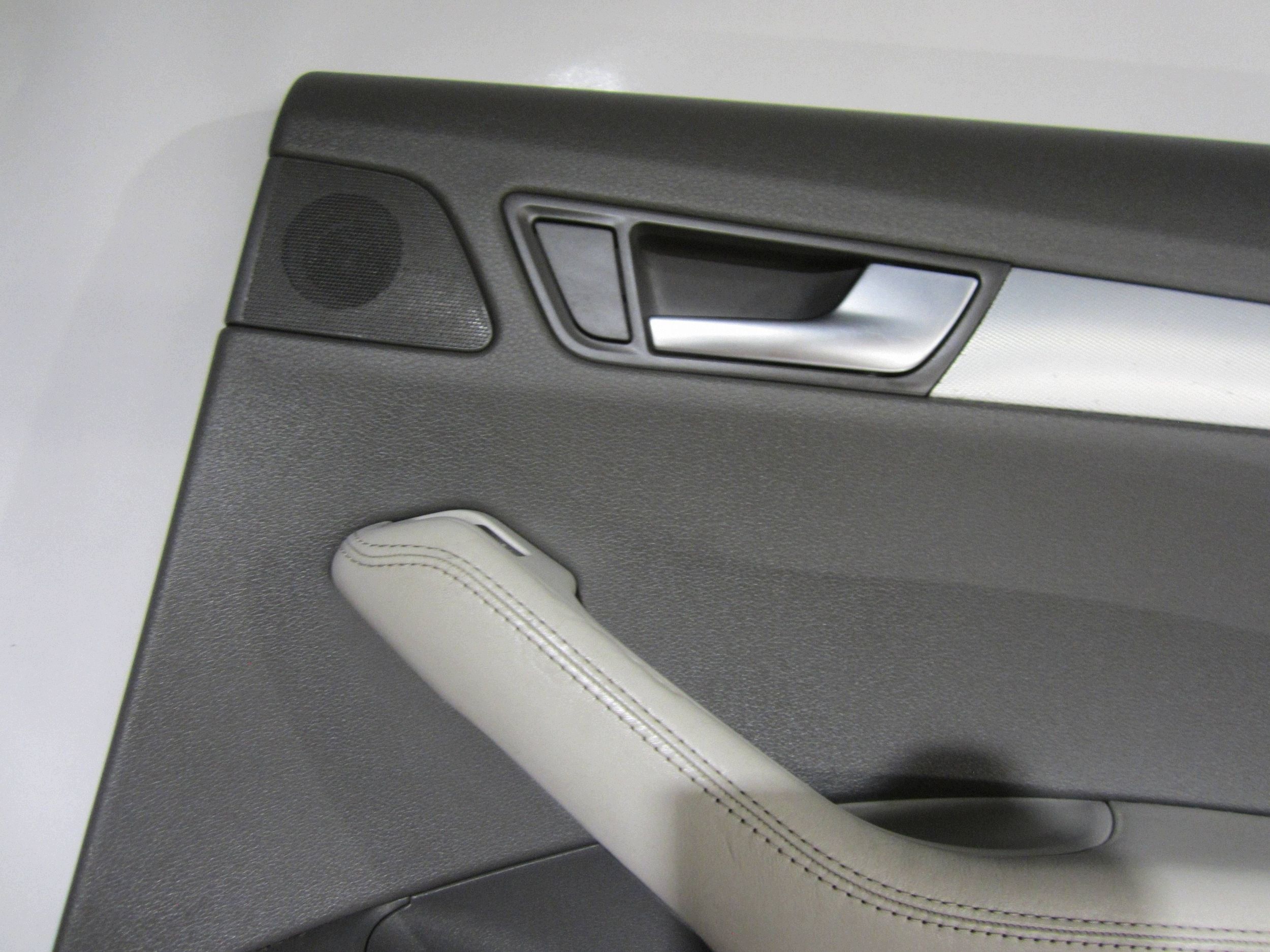 Audi Q5 dörrpanel bak höger grå läder image 8