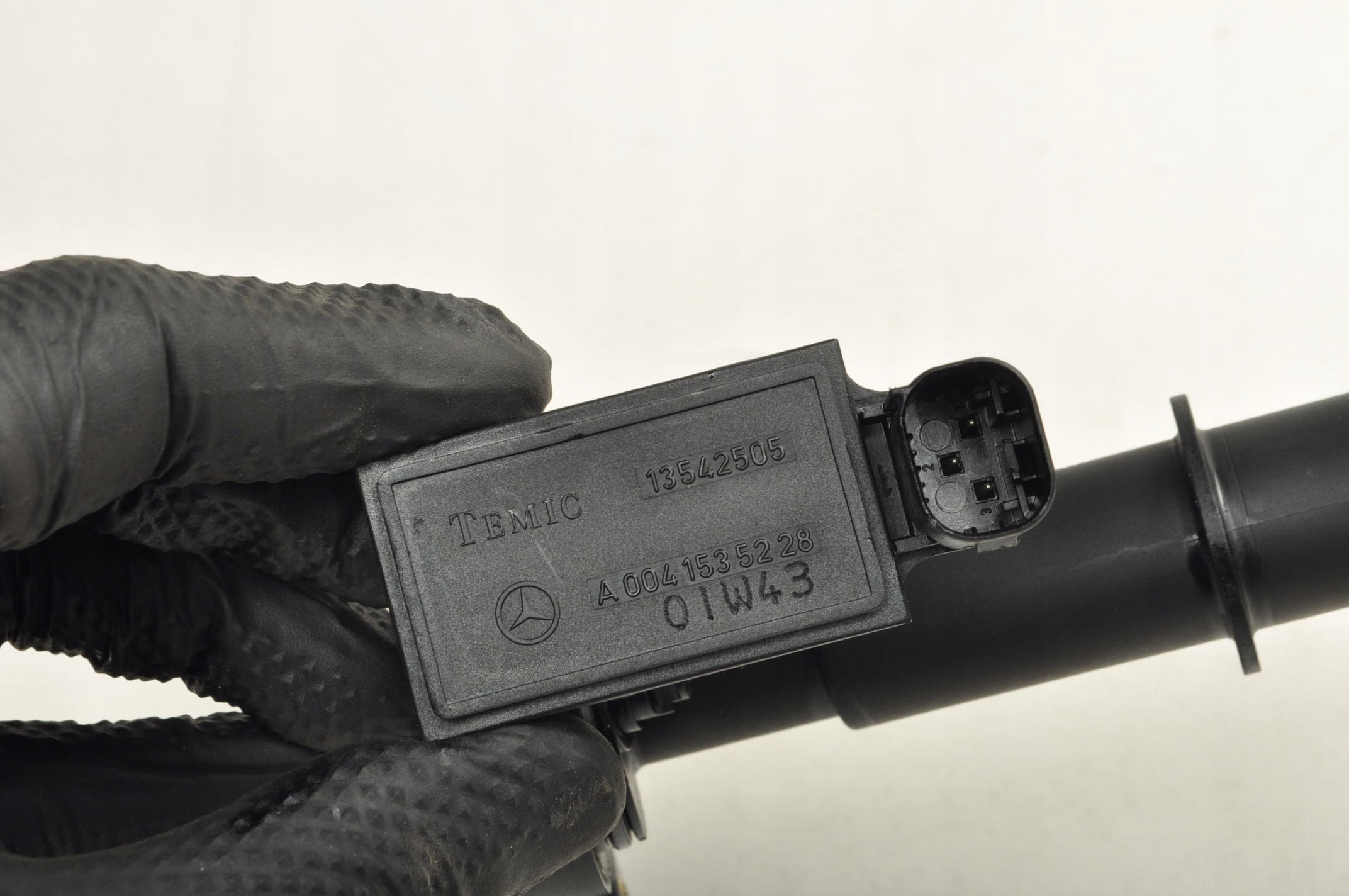 Mercedes-Benz Engine Oil Level Sensor A0041535228 image 4