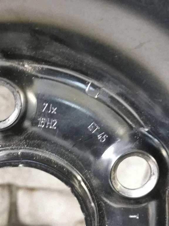 Vara-apyörä SEAT Exeo (3R2) 3C0601027 2.0 TDI 105kW 2010