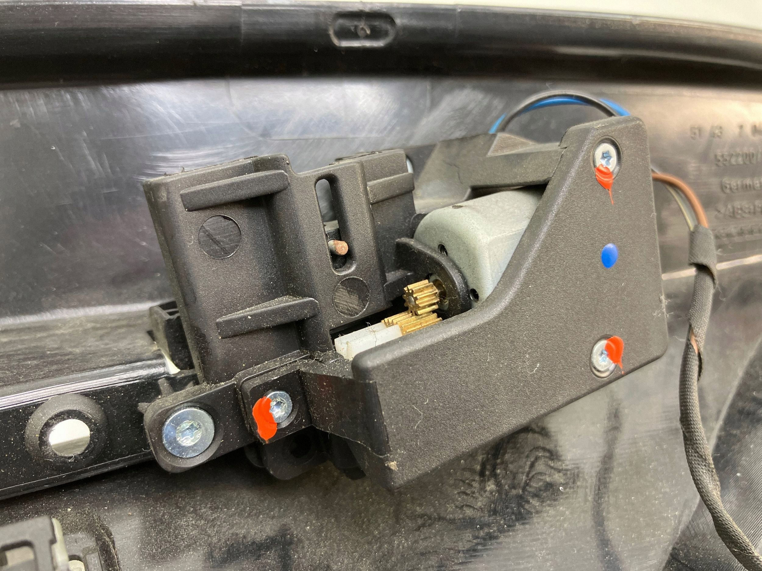 BMW 5 E61 C-Pillar Blind Mount Left Rear image 9