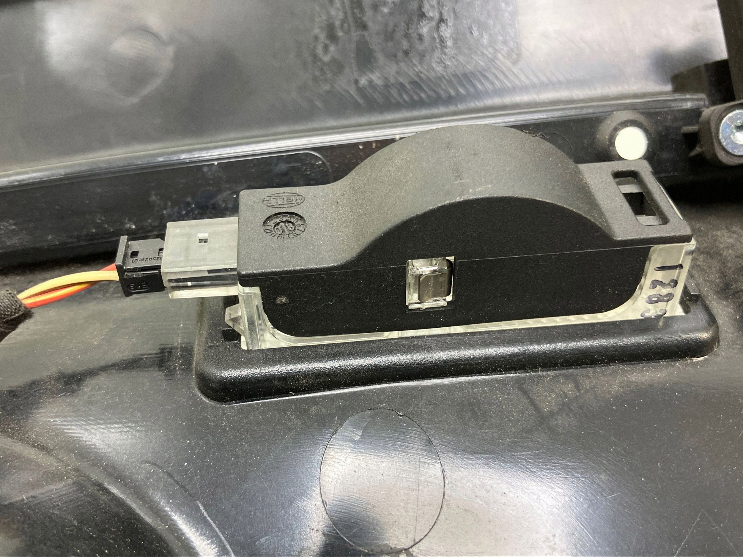 BMW 5 E61 C-Pillar Blind Mount Left Rear image 10
