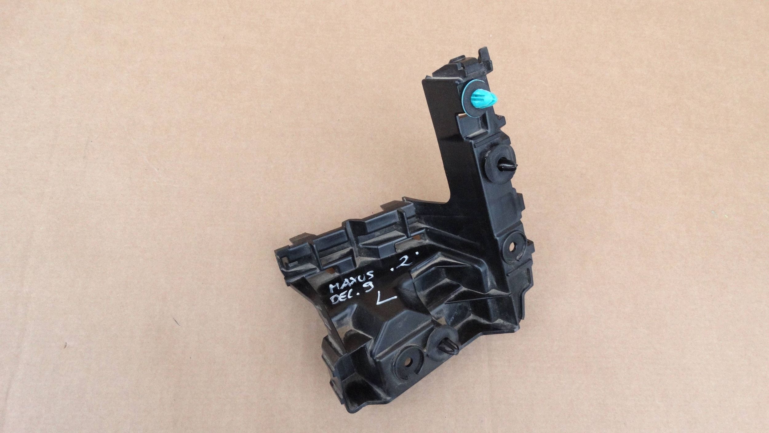 Maxus V90 DELIVER 9 Schiebetür Halter Stoßstange links hinten FHA13433 image 2