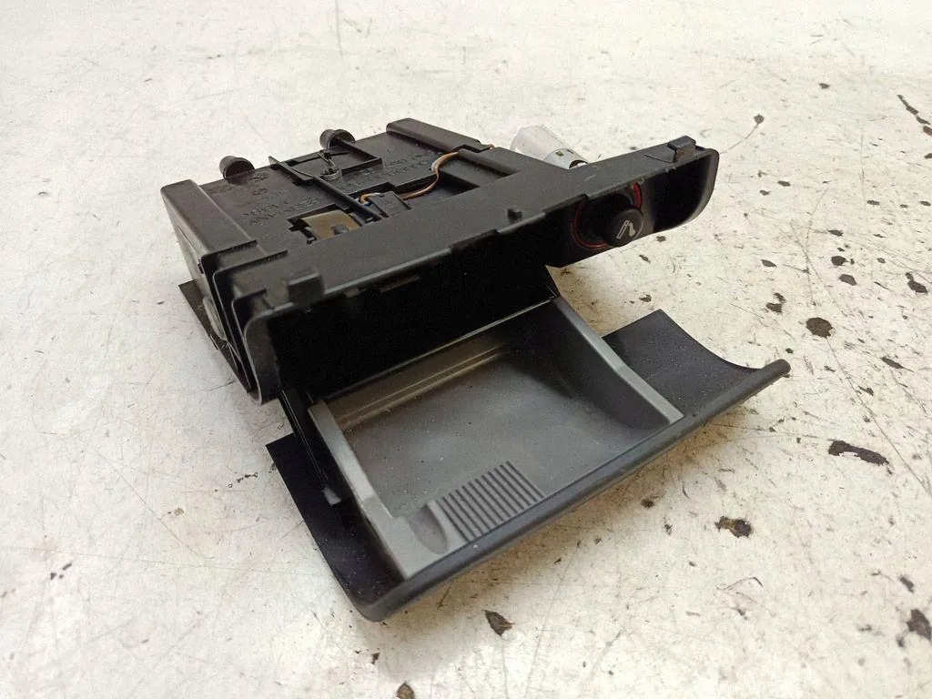 Cinzeiro Audi TT 8N 8N0857951 Usado image 2