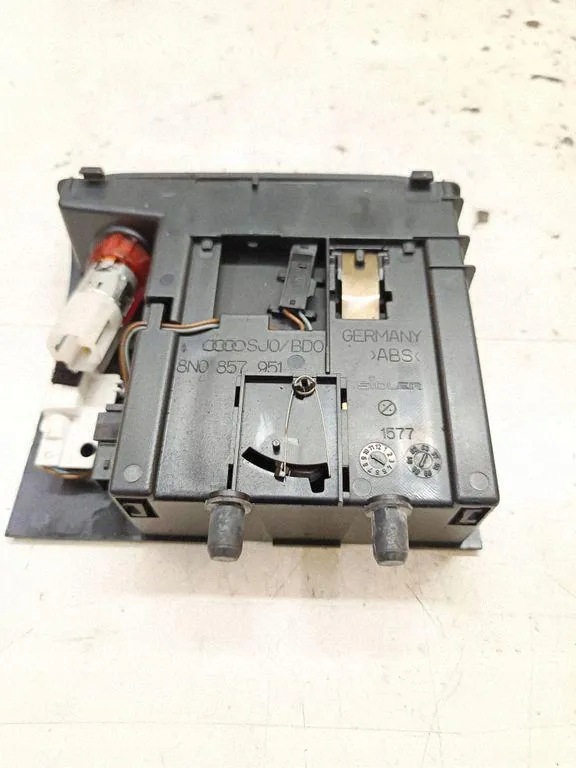 Cinzeiro Audi TT 8N 8N0857951 Usado image 3