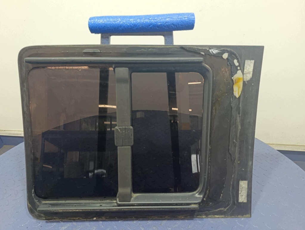VW Caddy III 04- Schuifdeurruit achter rechts, klapraam, OEM A-1015510- image 4