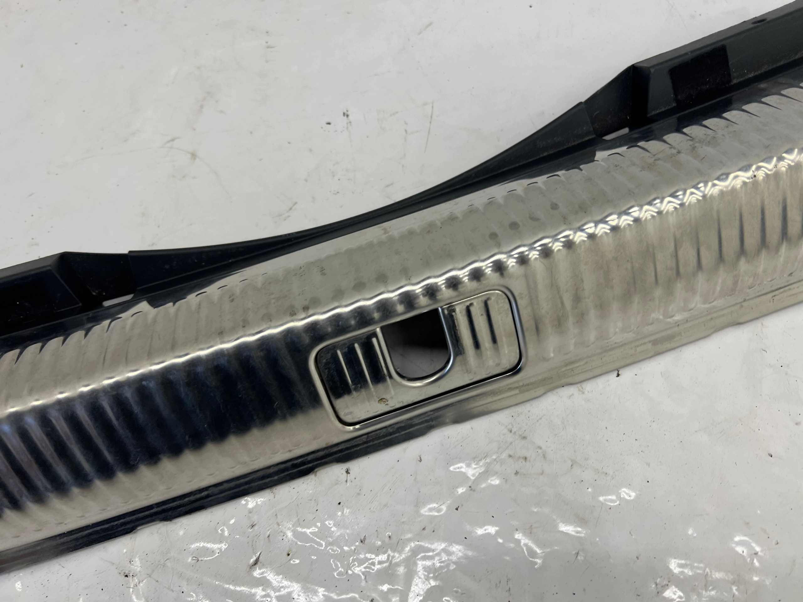 Audi A4 B9 8W Kombi Cache Coffre OEM 8W9864513 image 3