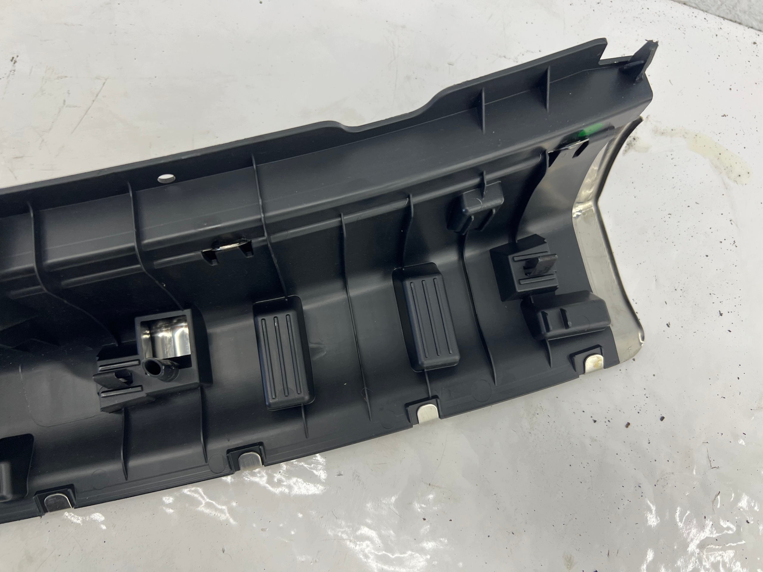 Audi A4 B9 8W Kombi Cache Coffre OEM 8W9864513 image 5