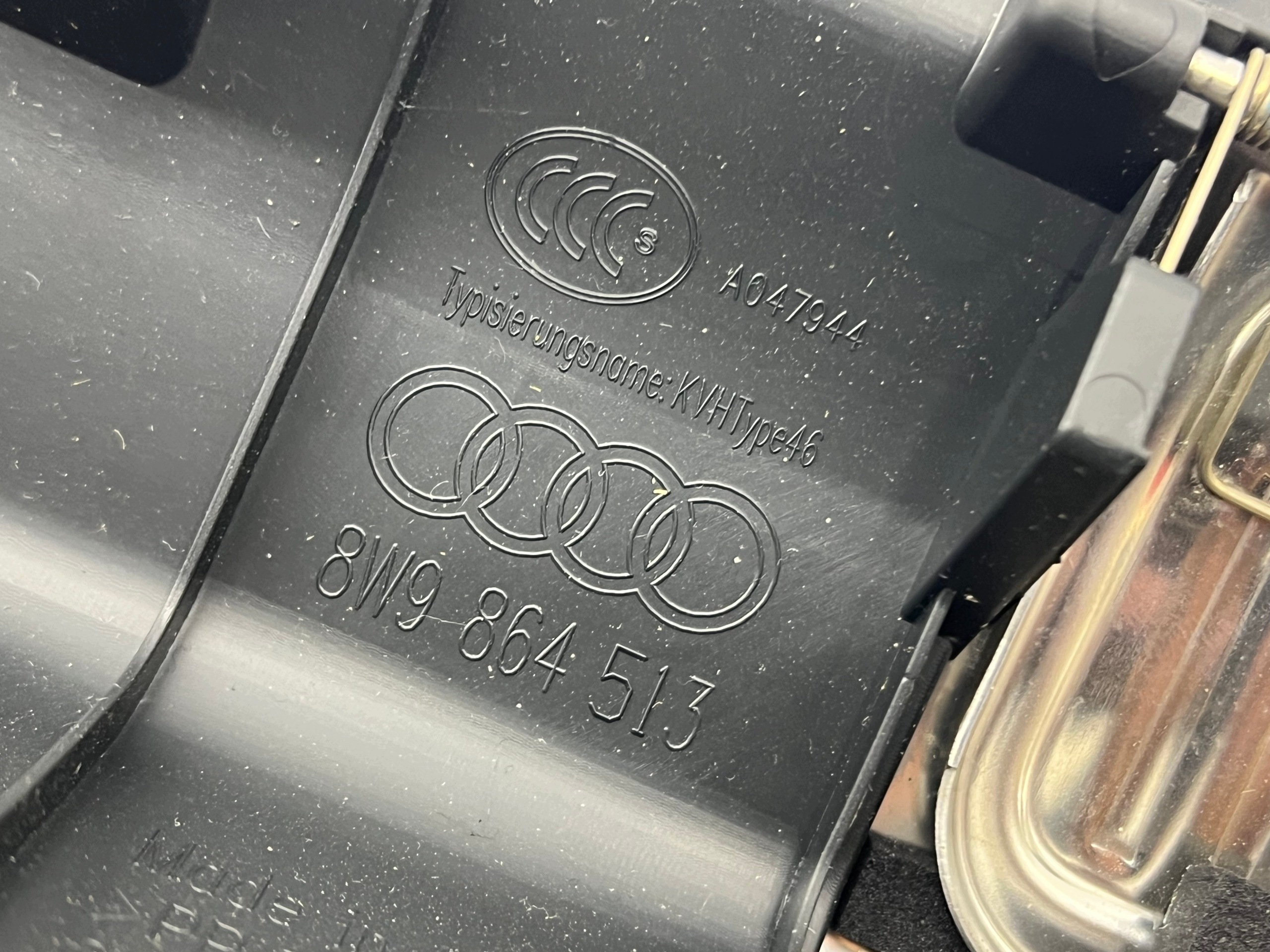 Audi A4 B9 8W Kombi Cache Coffre OEM 8W9864513 image 8
