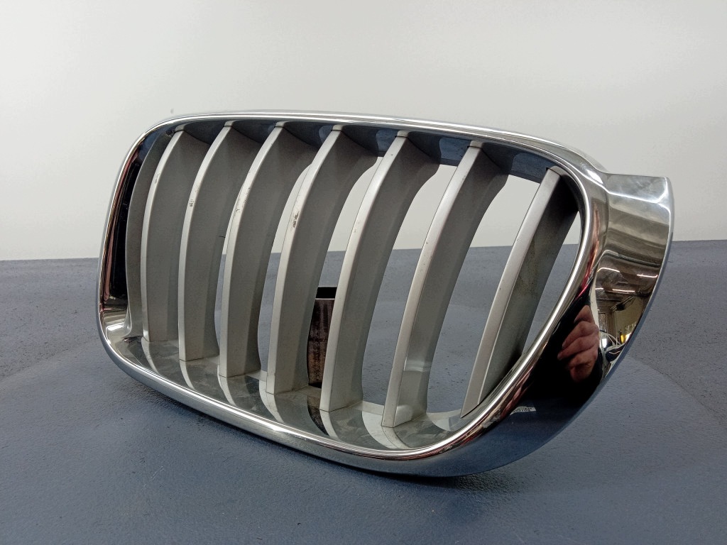 BMW X3 F25 etusäleikön vasen osa 7237421