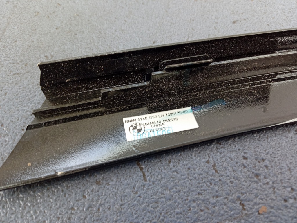 BMW 5 G30 F90 Türleiste oben links hinten OEM 7390125 image 9