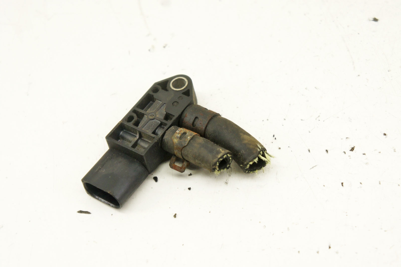 Capteur pression DPF Skoda Yeti (5L) 076906051B 2015 image 3