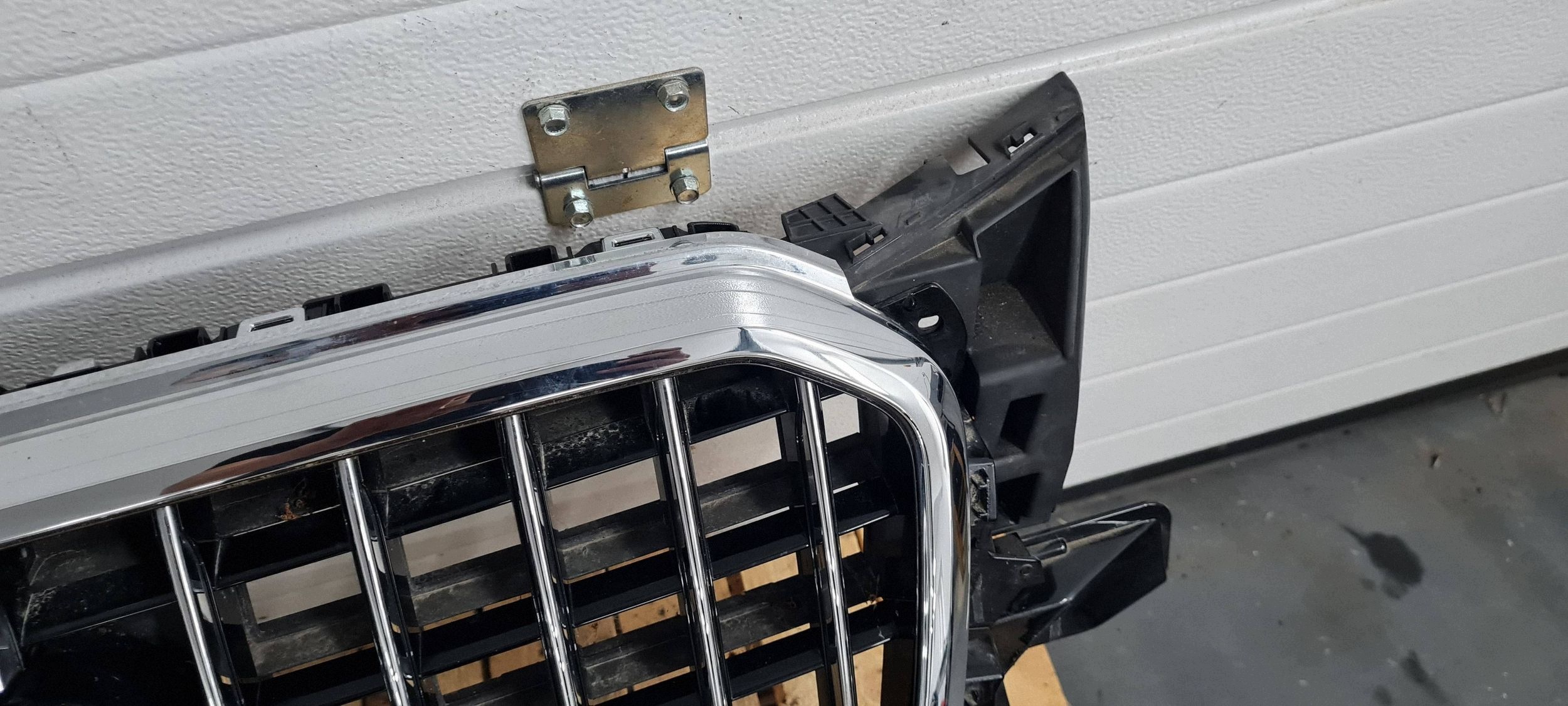 Q5 8R etusäleikkö kromi 8R0853651R