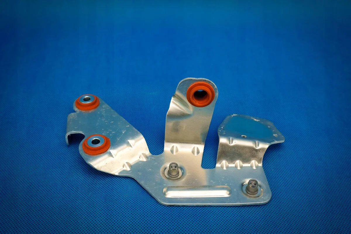 Support pompe à eau Audi A8 S8 4H 4H1820195A