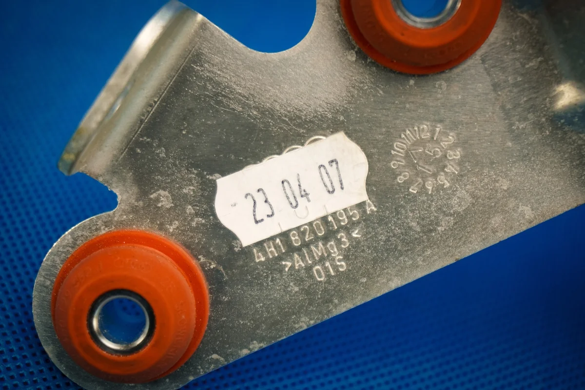 Support pompe à eau Audi A8 S8 4H 4H1820195A image 3
