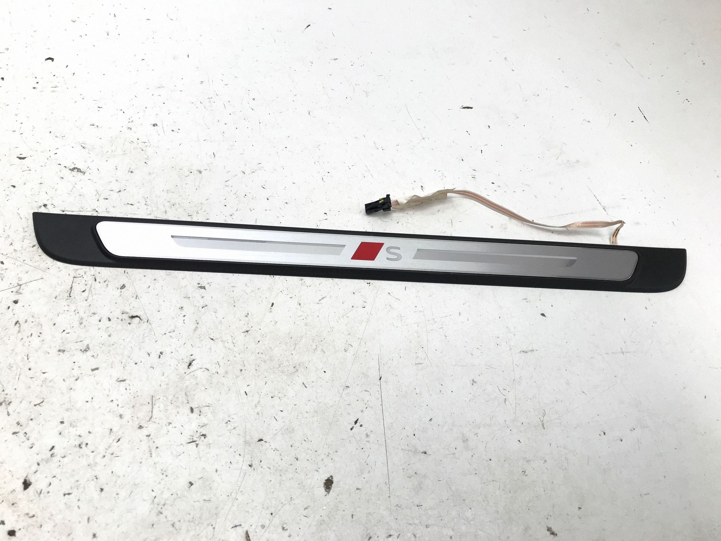 Audi Q3 FJN 2026 LED Soleira 8Y0947417C image 2