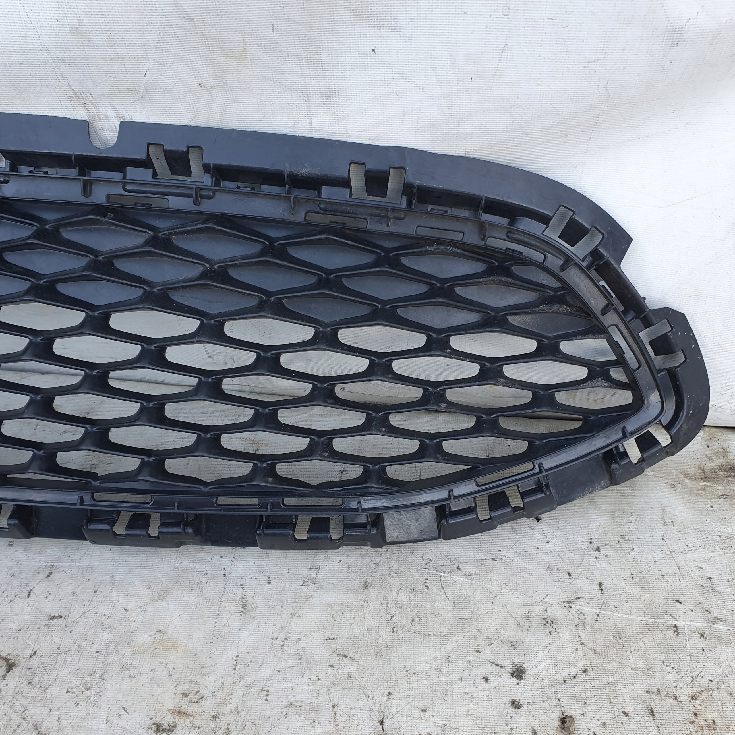Ford Fiesta MK8 etusäleikkö H1BB-8B271-A1