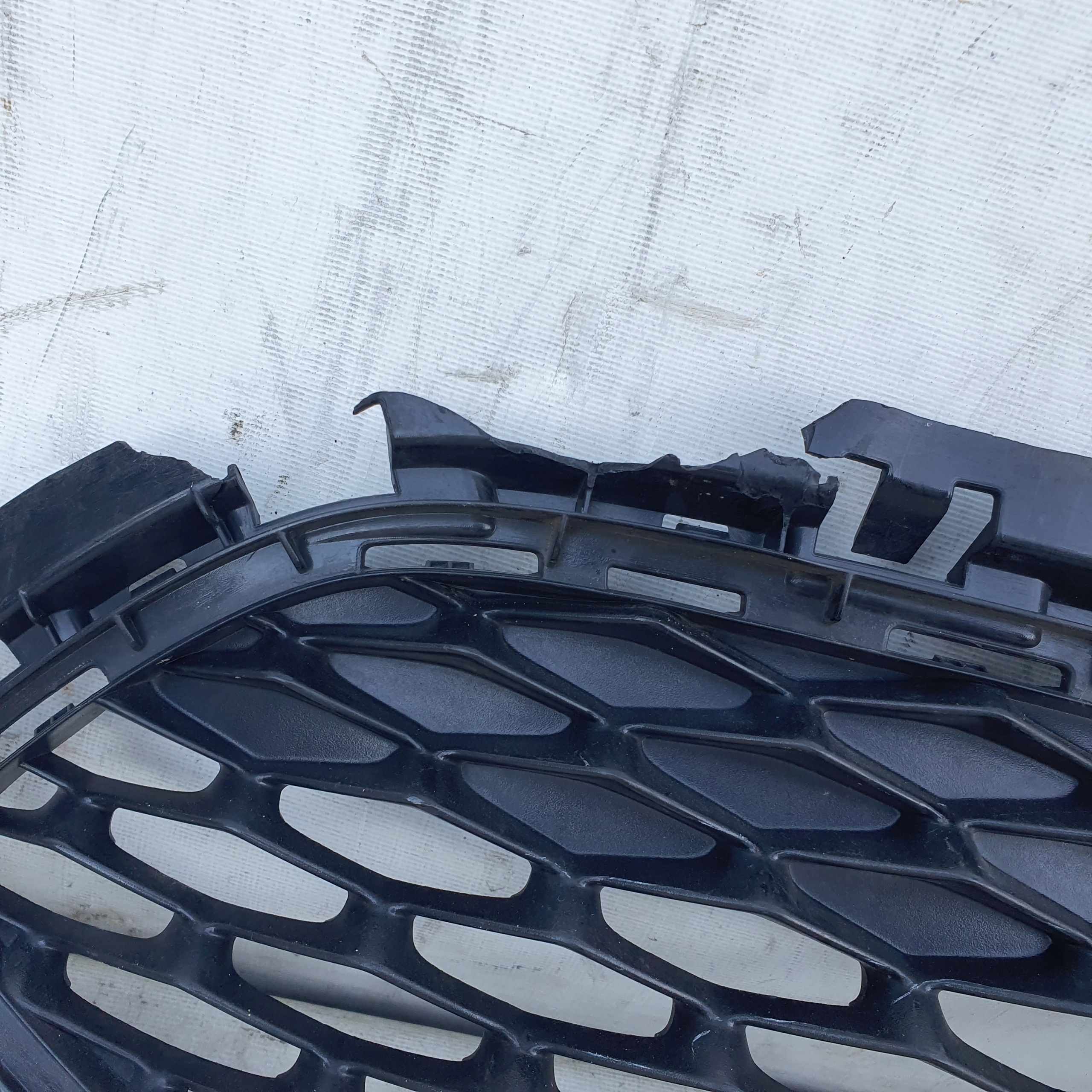 Ford Fiesta MK8 Grille H1BB-8B271-A1 image 5