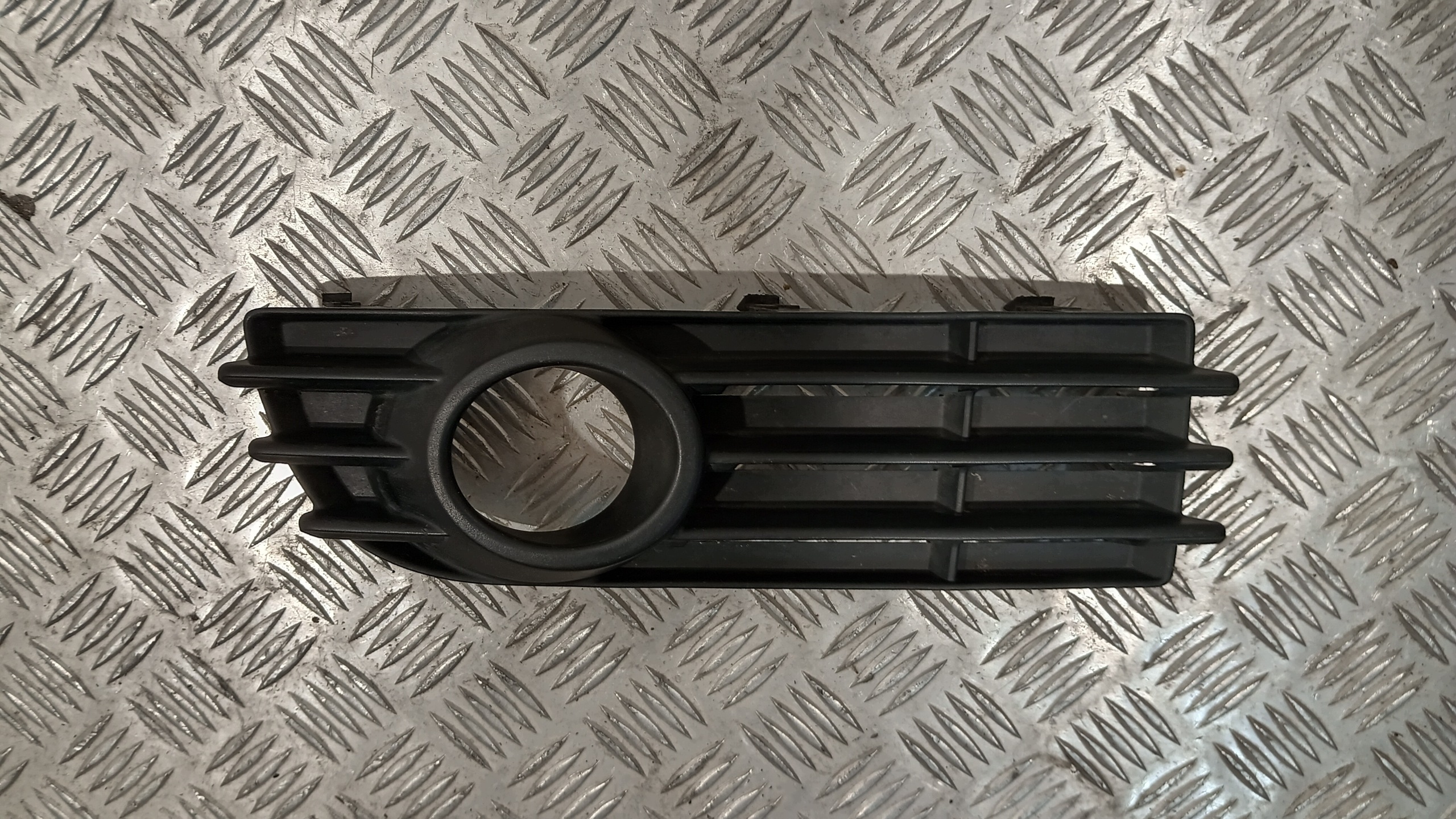 Mitsubishi Colt CZ3 04-12 oikea etusäleikkö image 3