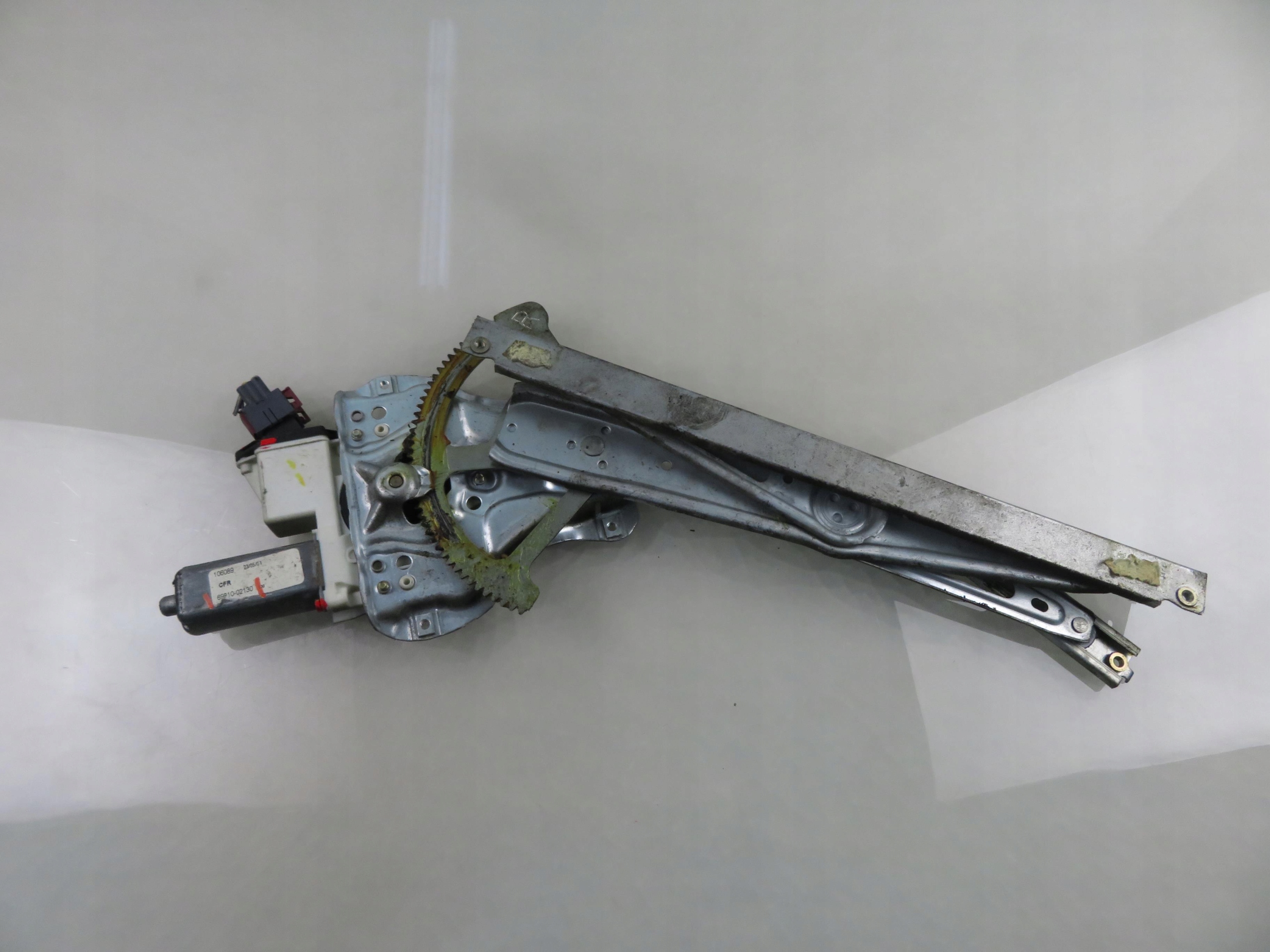 Raamheffer rechts voor Toyota Corolla E12 6981002130 image 2