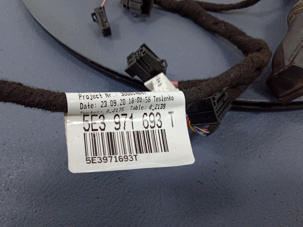 Mazo de cables puerta trasera izquierda Skoda Octavia IV image 3