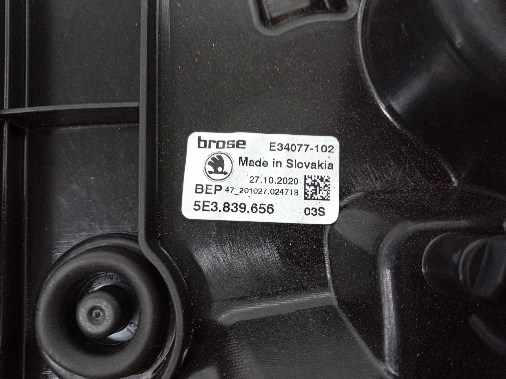 Elevador de Vidro Traseiro Direito Skoda Octavia IV HB
