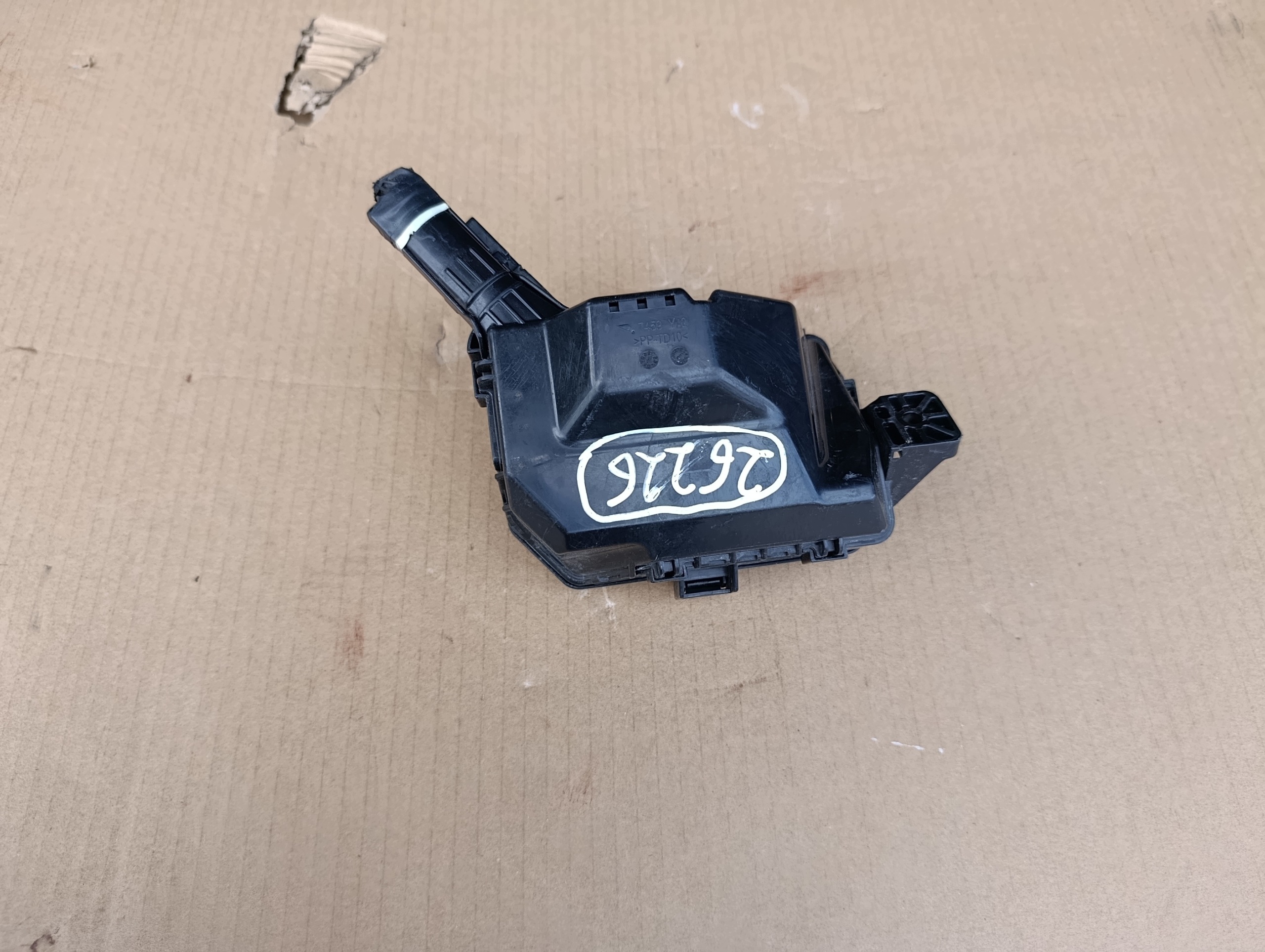 TOYOTA VERSO S SULAKETAULUKKO 82641-52060