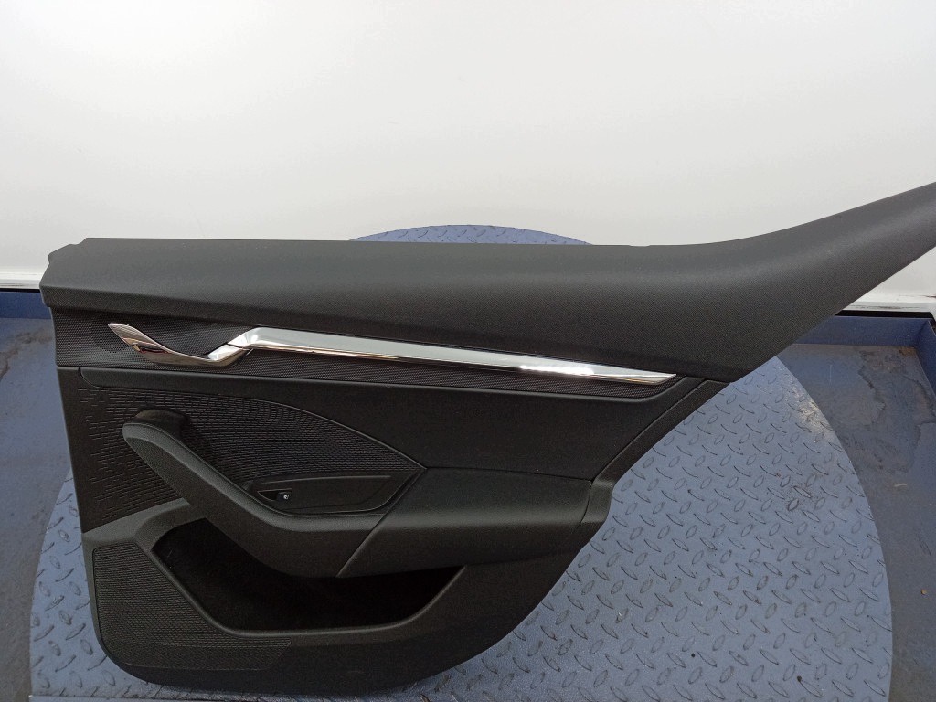 Skoda Octavia IV HB Türverkleidung hinten rechts 5E6867024K
