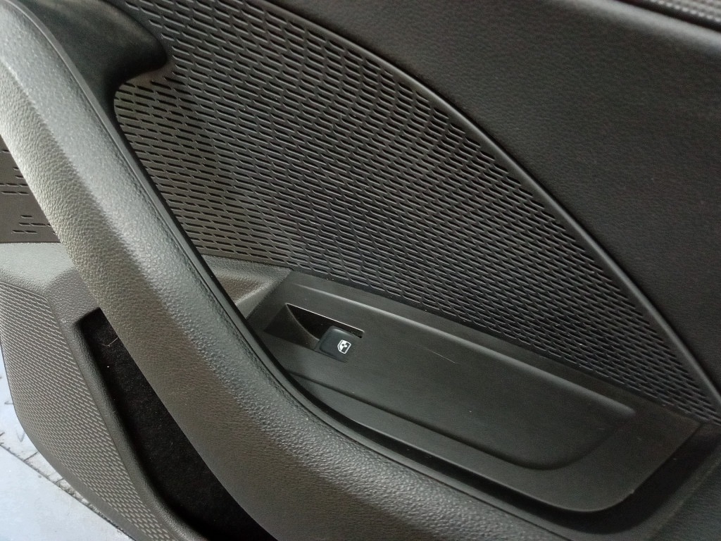 Skoda Octavia IV HB Türverkleidung hinten rechts 5E6867024K image 3