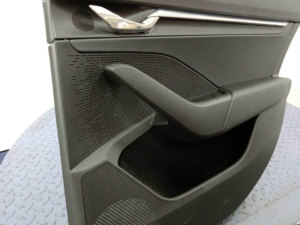 Skoda Octavia IV HB Türverkleidung hinten rechts 5E6867024K image 4