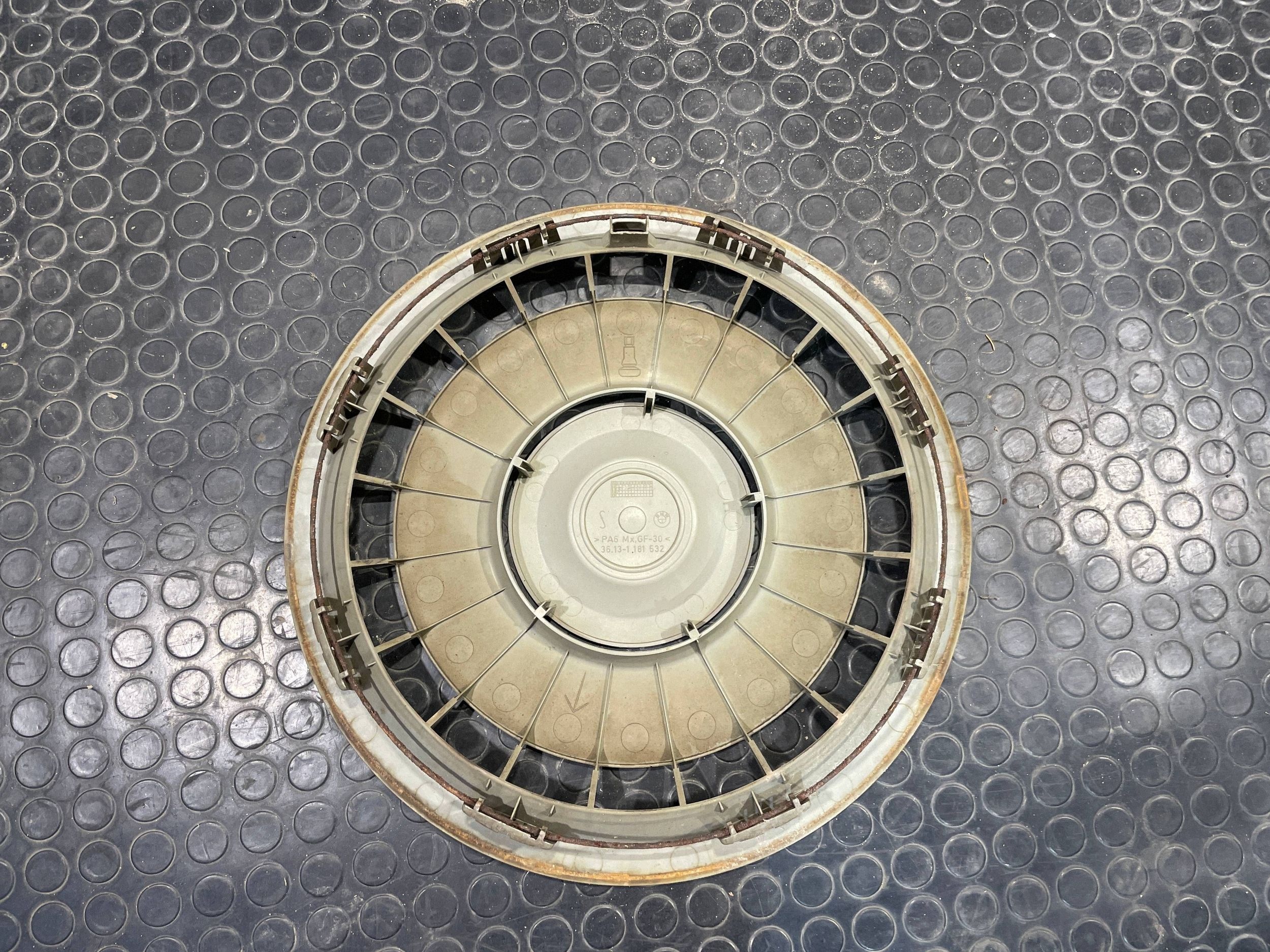 BMW 5 E34 7 E32 Hubcap 15" Cali OEM 1181532