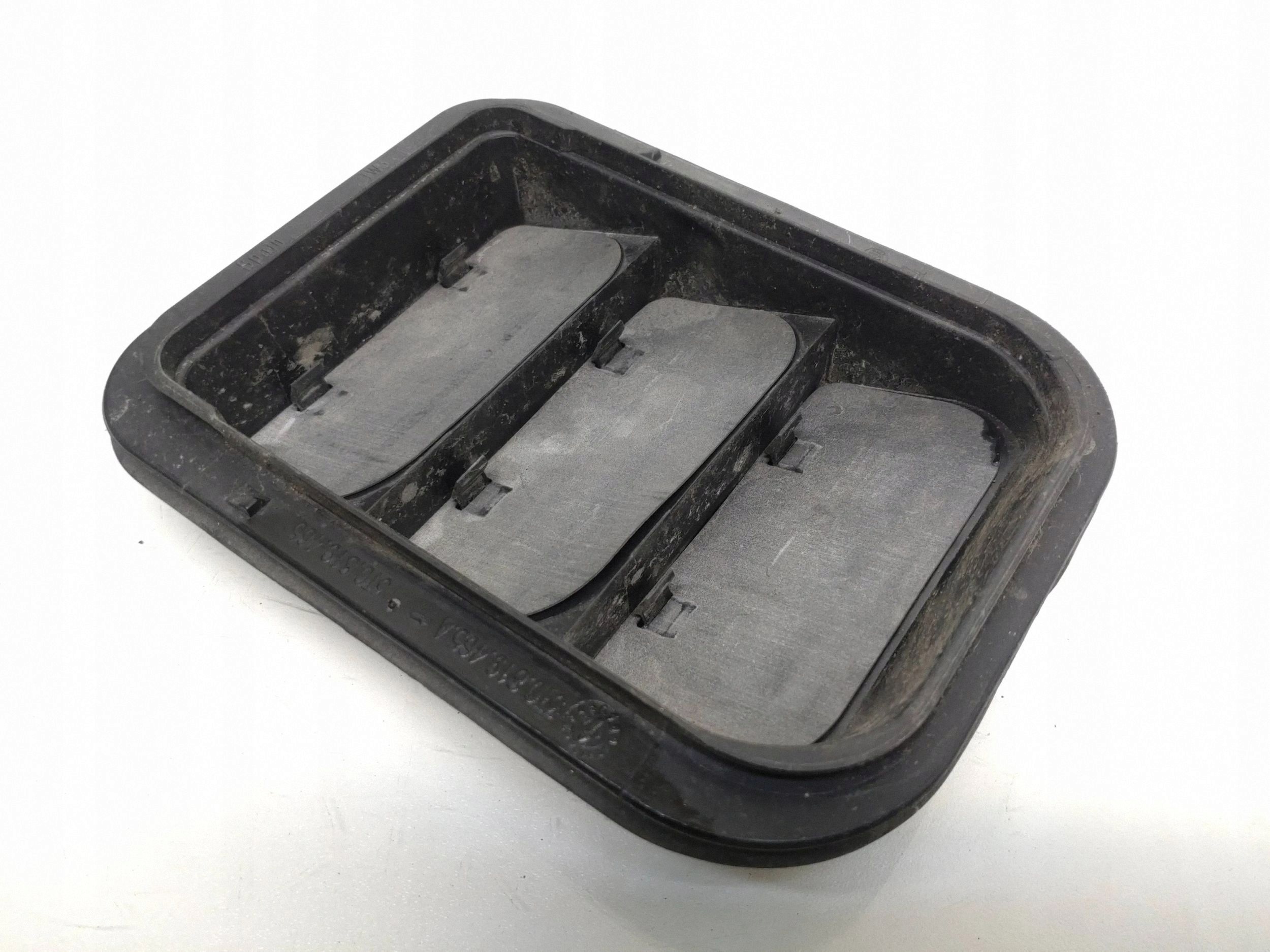Skoda Octavia Mk2 bakre ventilationsgaller 3T0819465A image 2