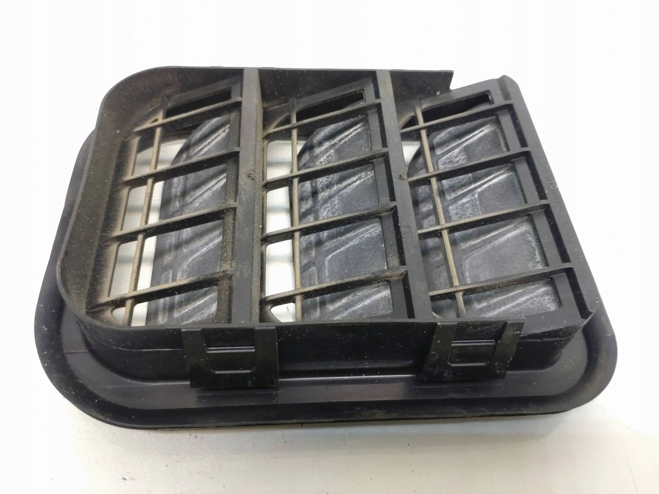 Skoda Octavia Mk2 bakre ventilationsgaller 3T0819465A image 3