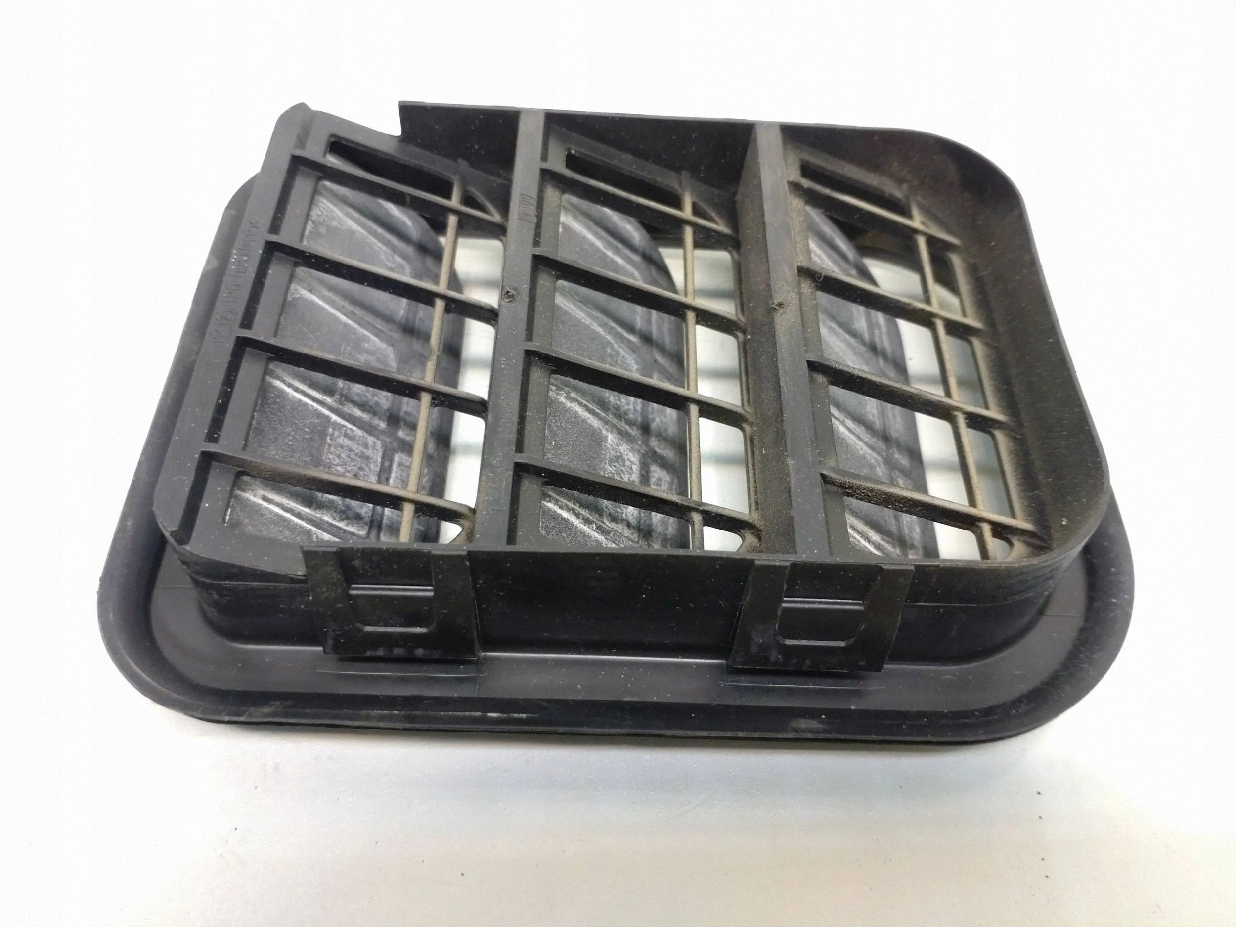 Skoda Octavia Mk2 bakre ventilationsgaller 3T0819465A image 4