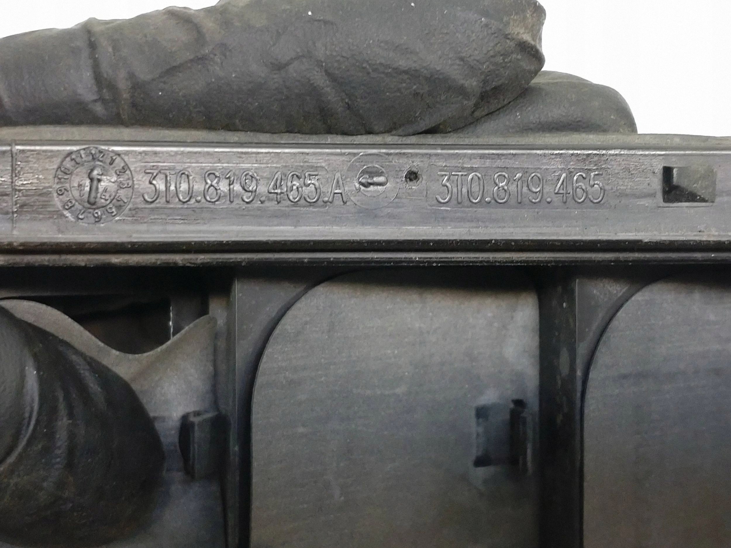 Skoda Octavia Mk2 bakre ventilationsgaller 3T0819465A image 5
