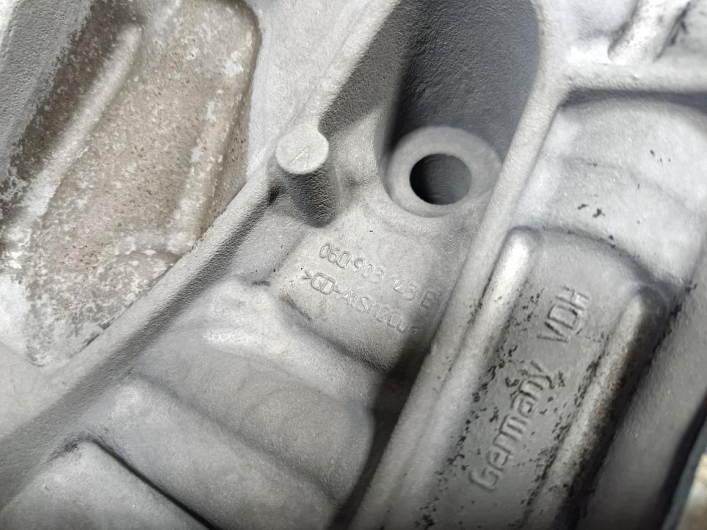 VW Golf VIII 2.0 TFSI öljynsuodattimen kotelo 06Q903143E