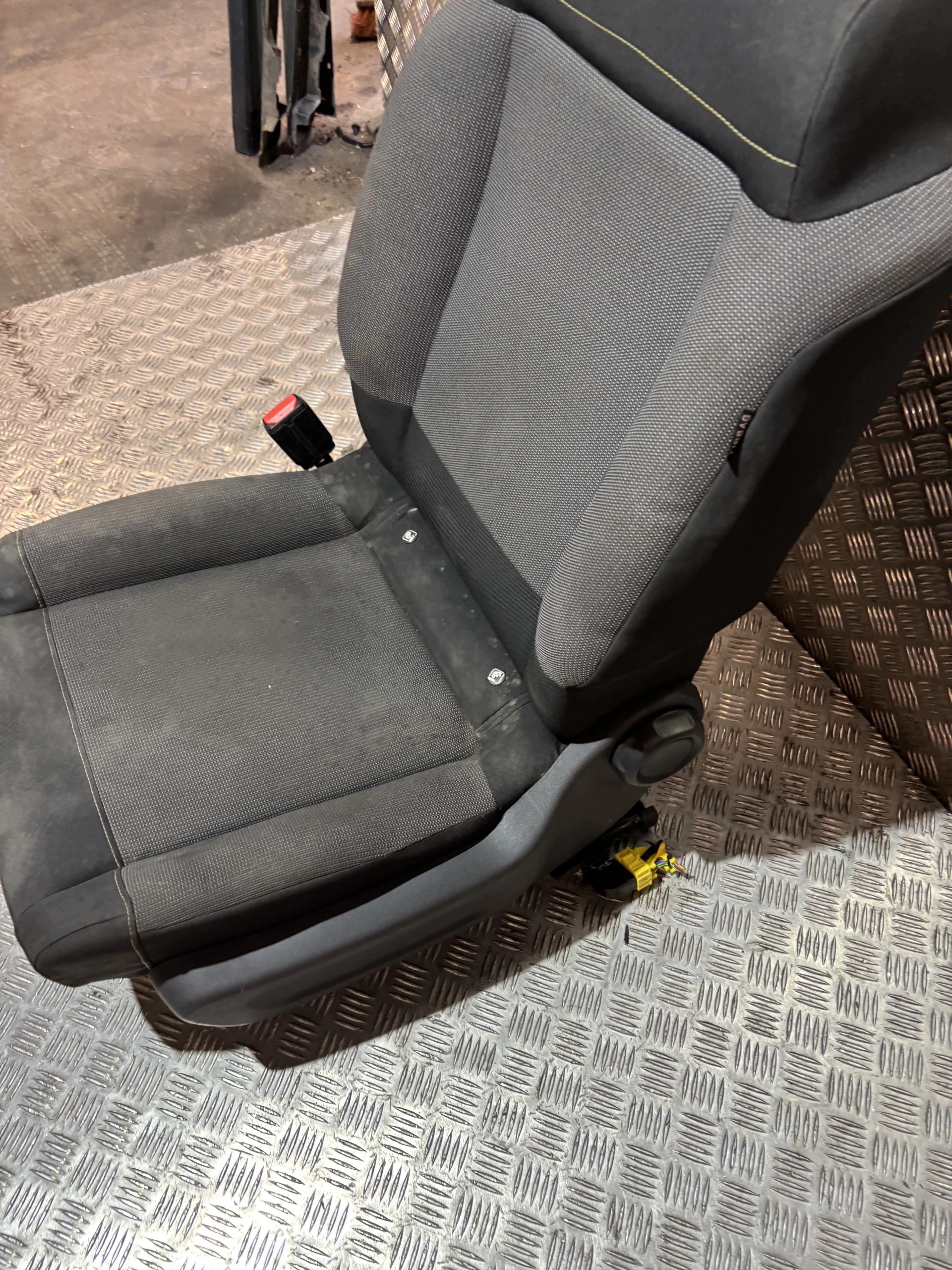 Assento Dianteiro Esquerdo ISOFIX Citroen C3 III 16- image 3