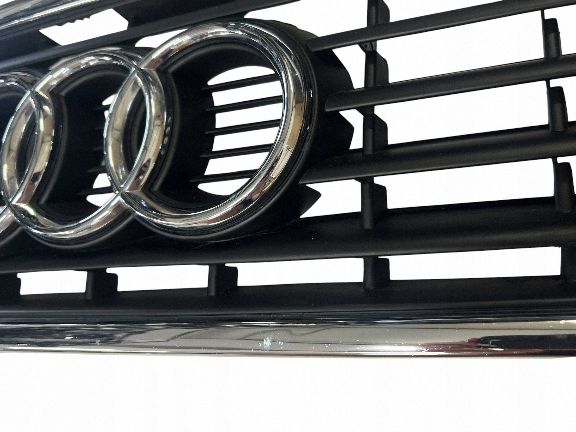 Audi OE 4D0853651N jäähdyttimen säleikkö