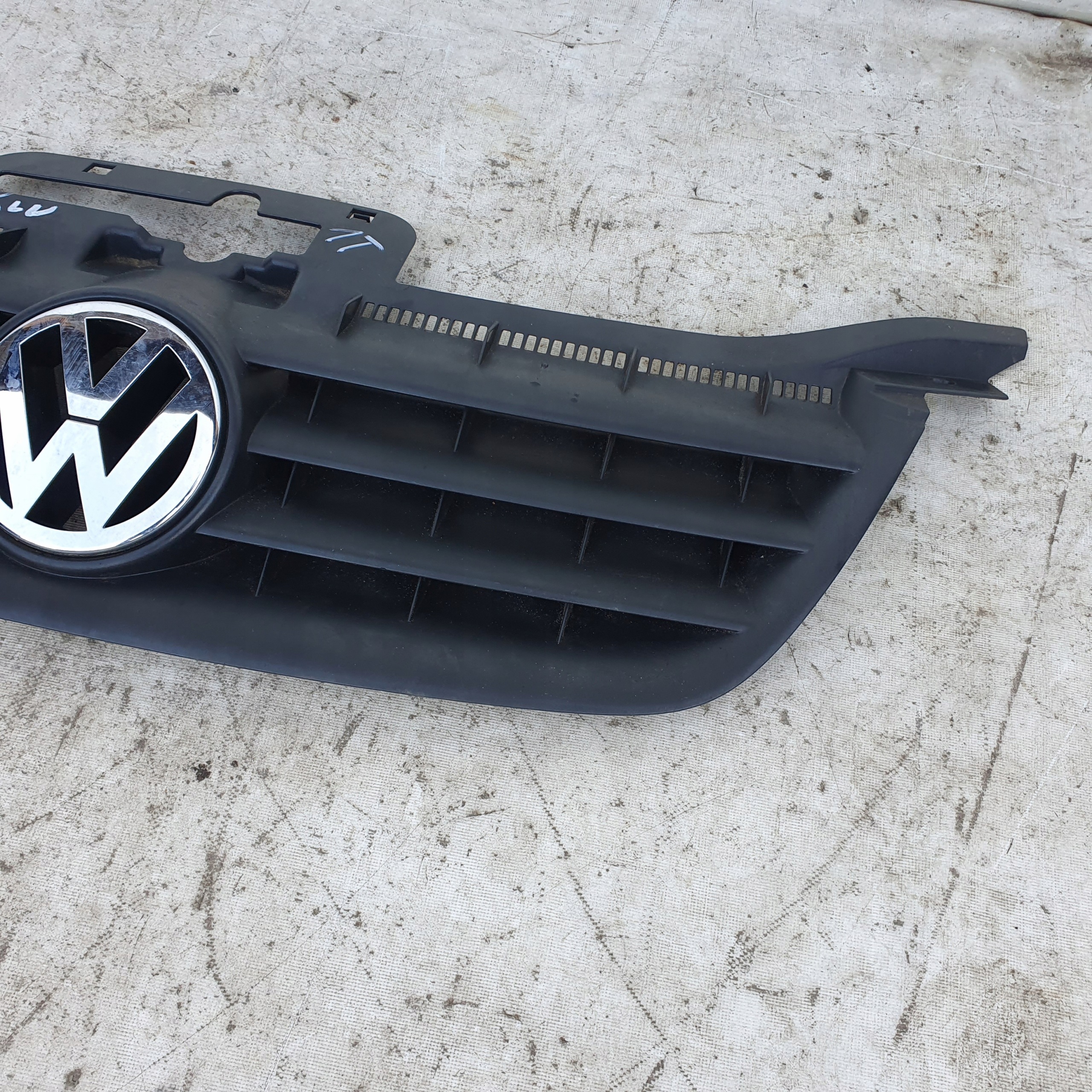 VW Touran MK1 etusäleikkö 1T0853651A