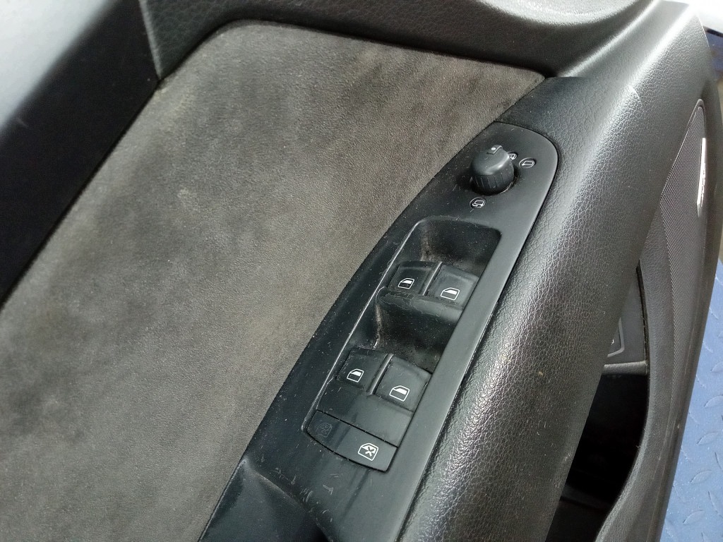 Audi Q7 4L Türverkleidung vorne links OEM A-821977-01