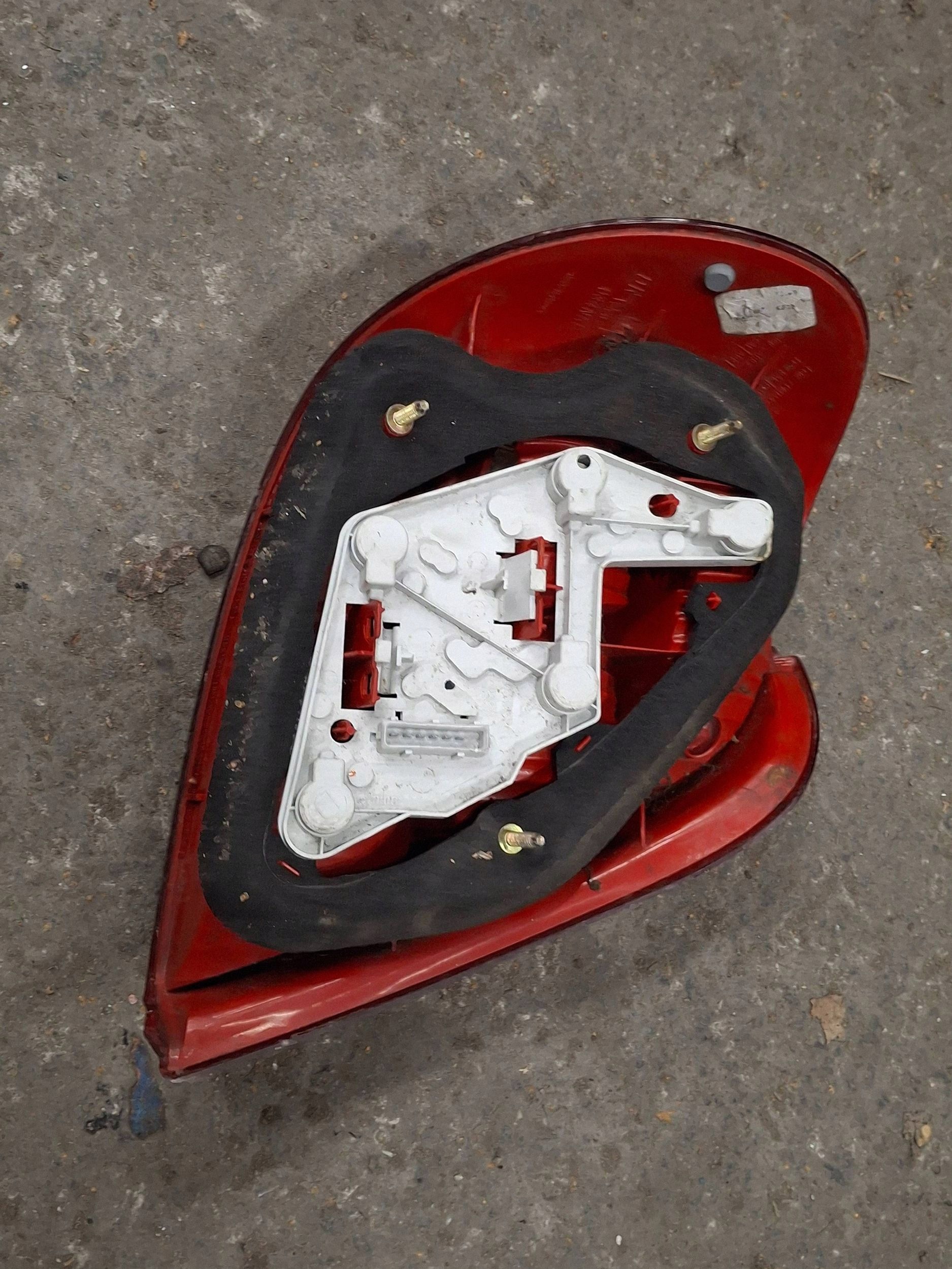 Takavalo oikea Toyota Avensis T22 Liftback OEM 034N5P