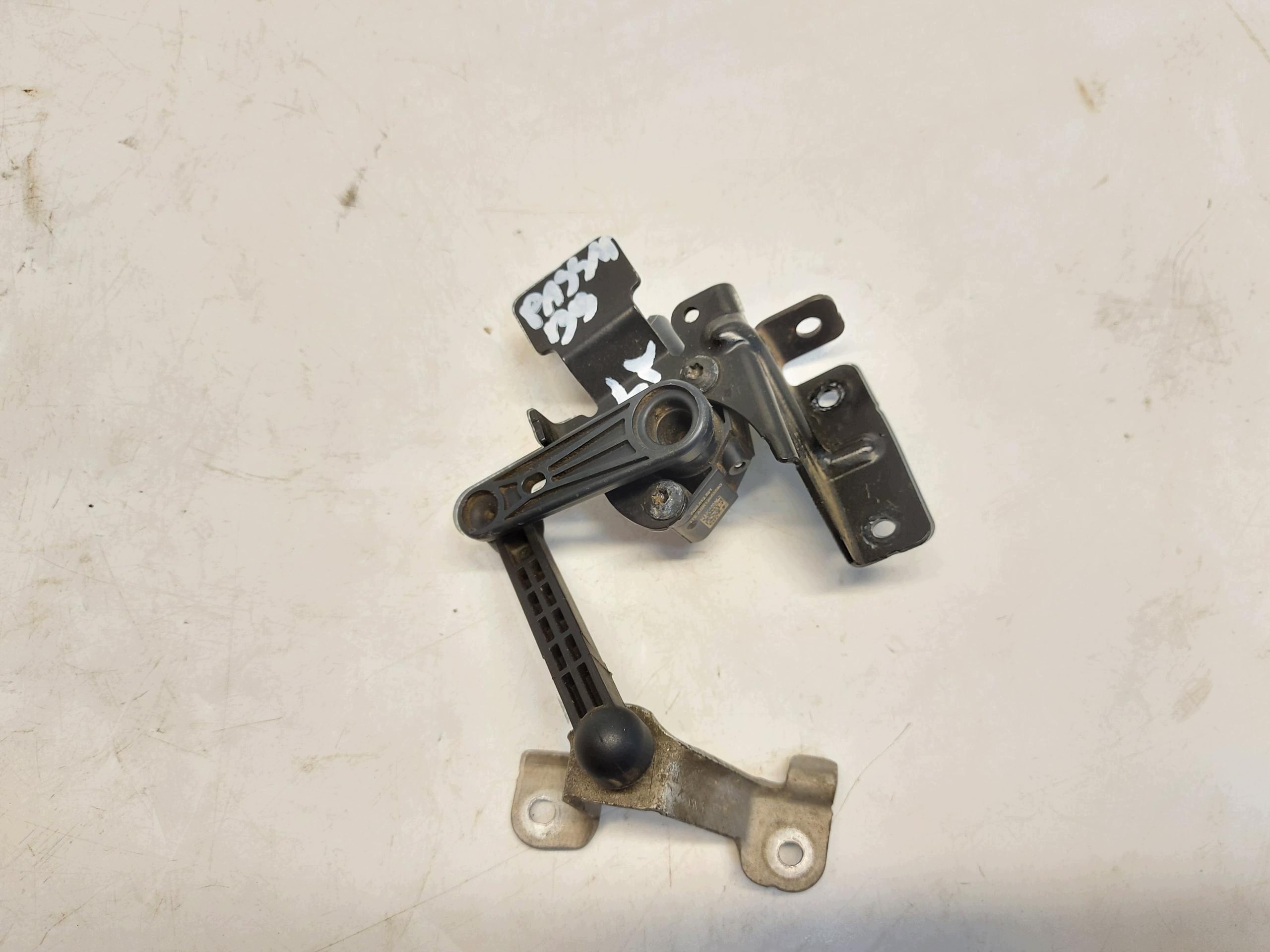 VW Passat B9 Scheinwerfer-Niveausensor links hinten image 3