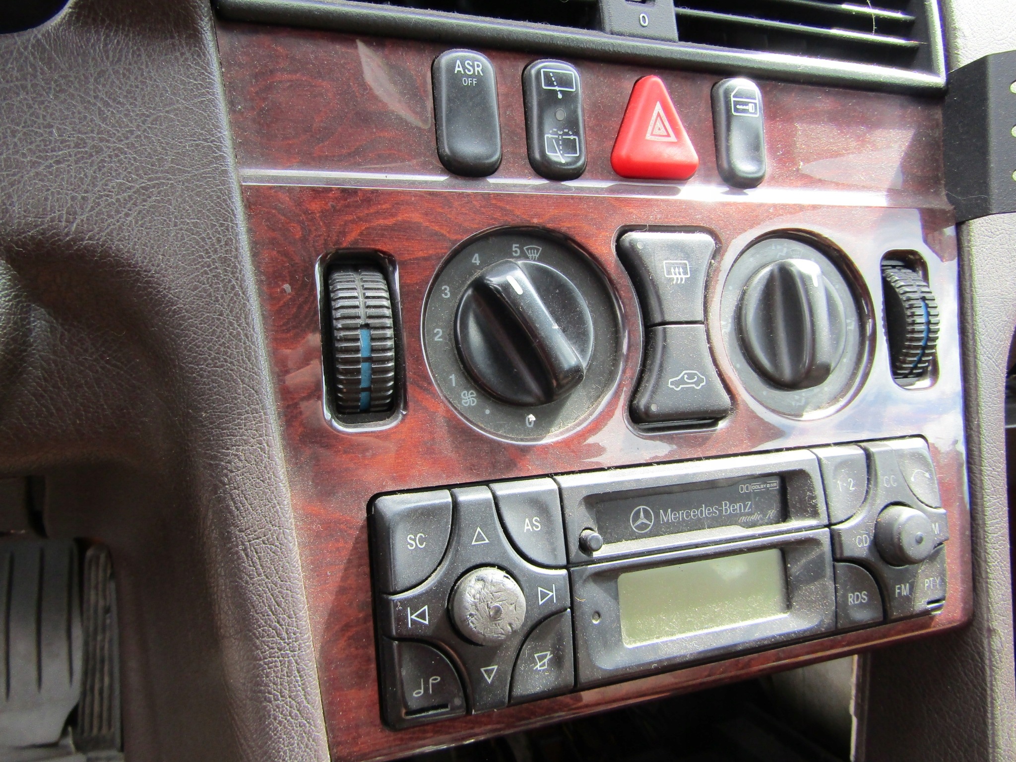 Cadre radio/navigation Mercedes C W202 (AK-6-97838) image 2