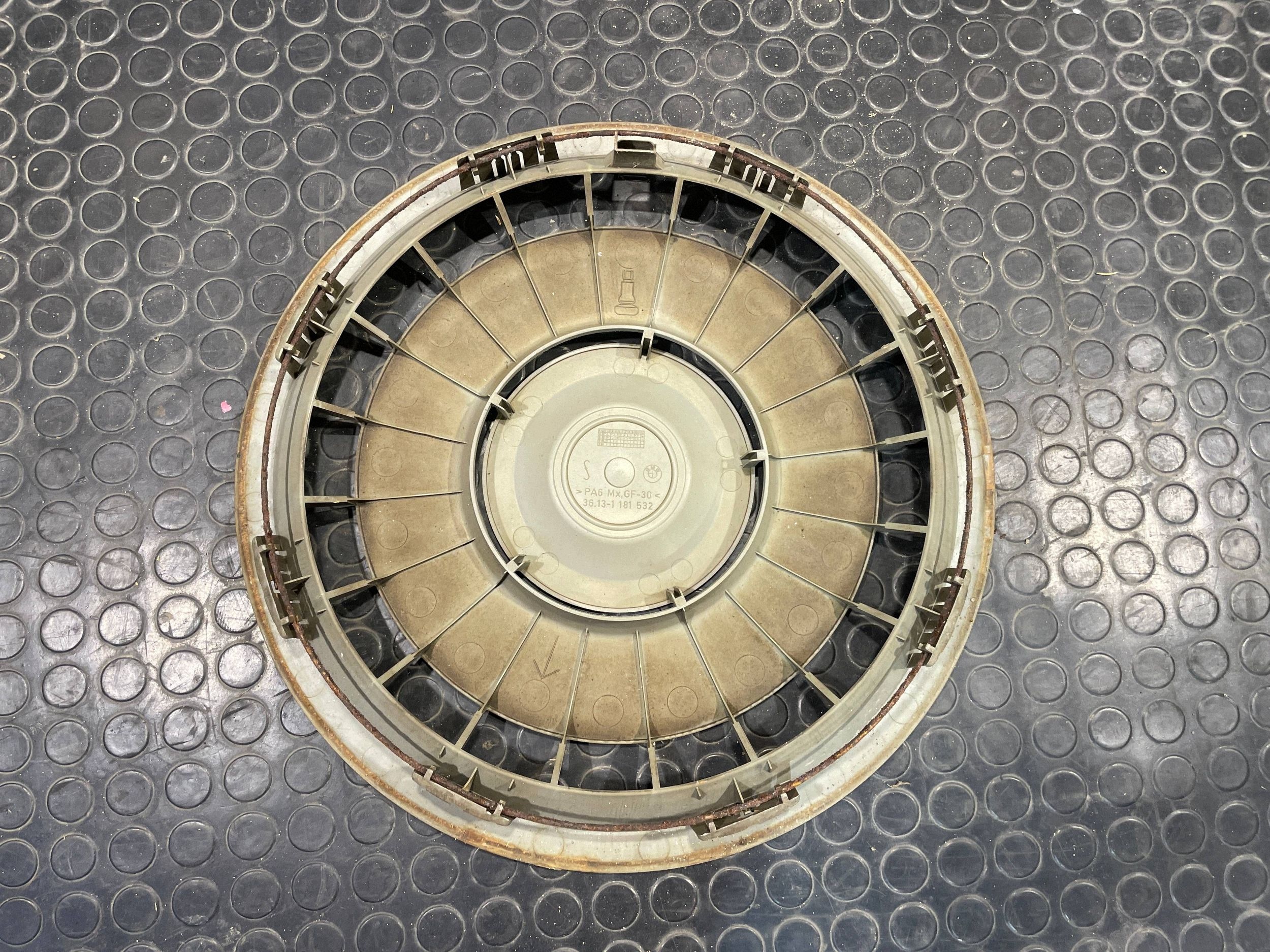 BMW 5 E34 7 E32 Hubcap 15" Cali OEM 1181532