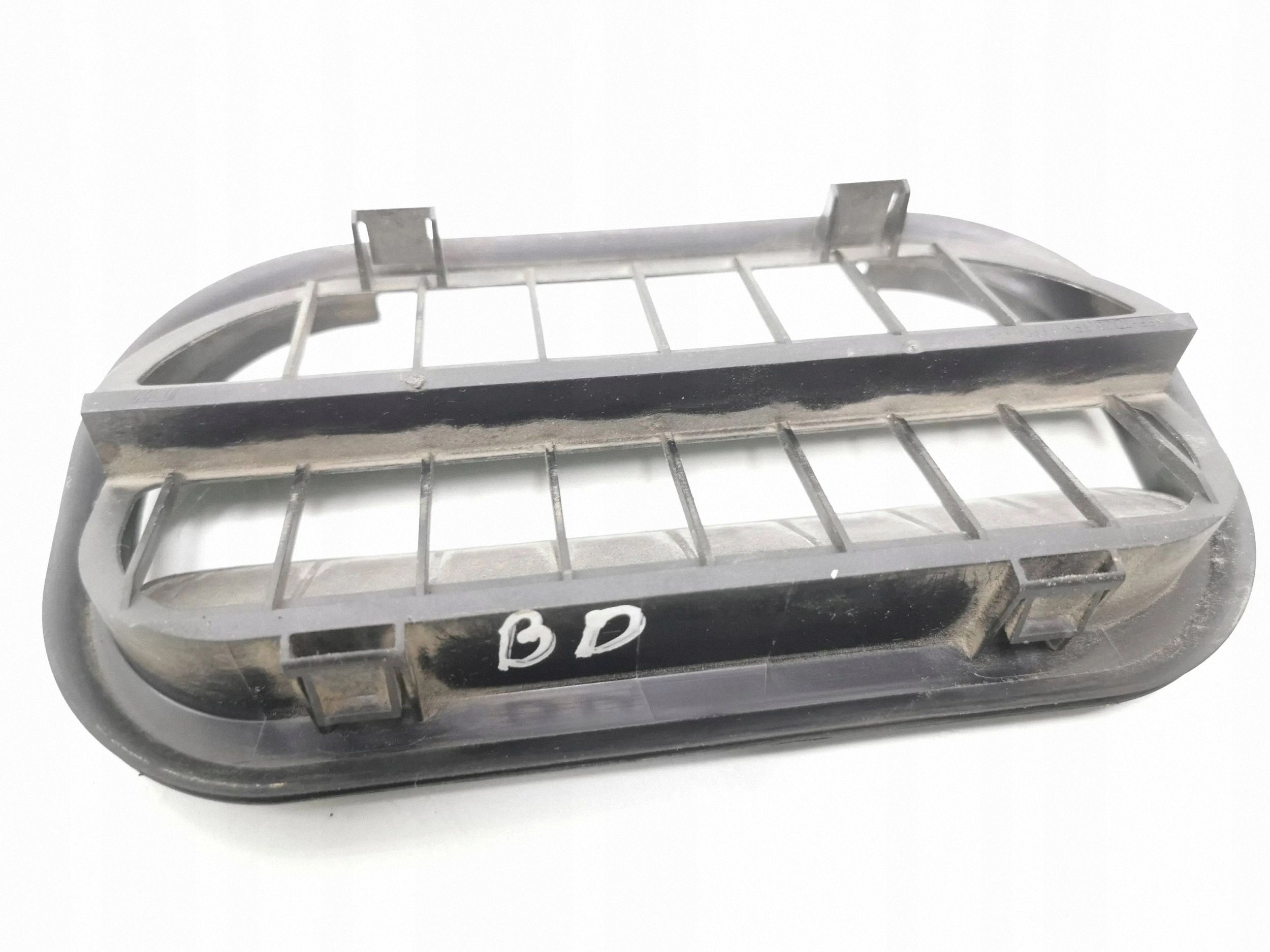 Rejilla de ventilación VW Golf VII 2017 trasera OEM 6R0819465 image 3