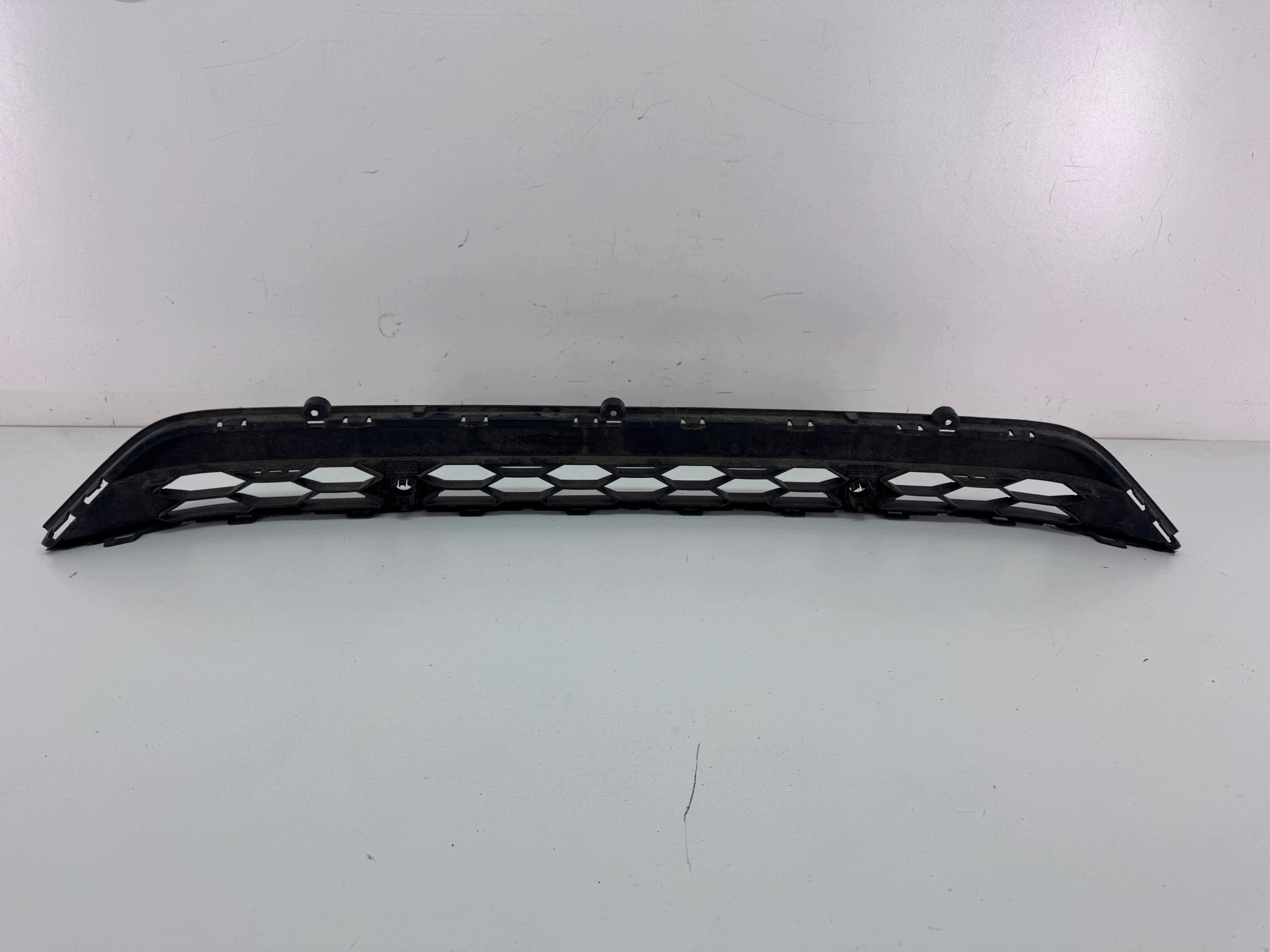 VW Tiguan II etumaskin ritilä 5NA853677A