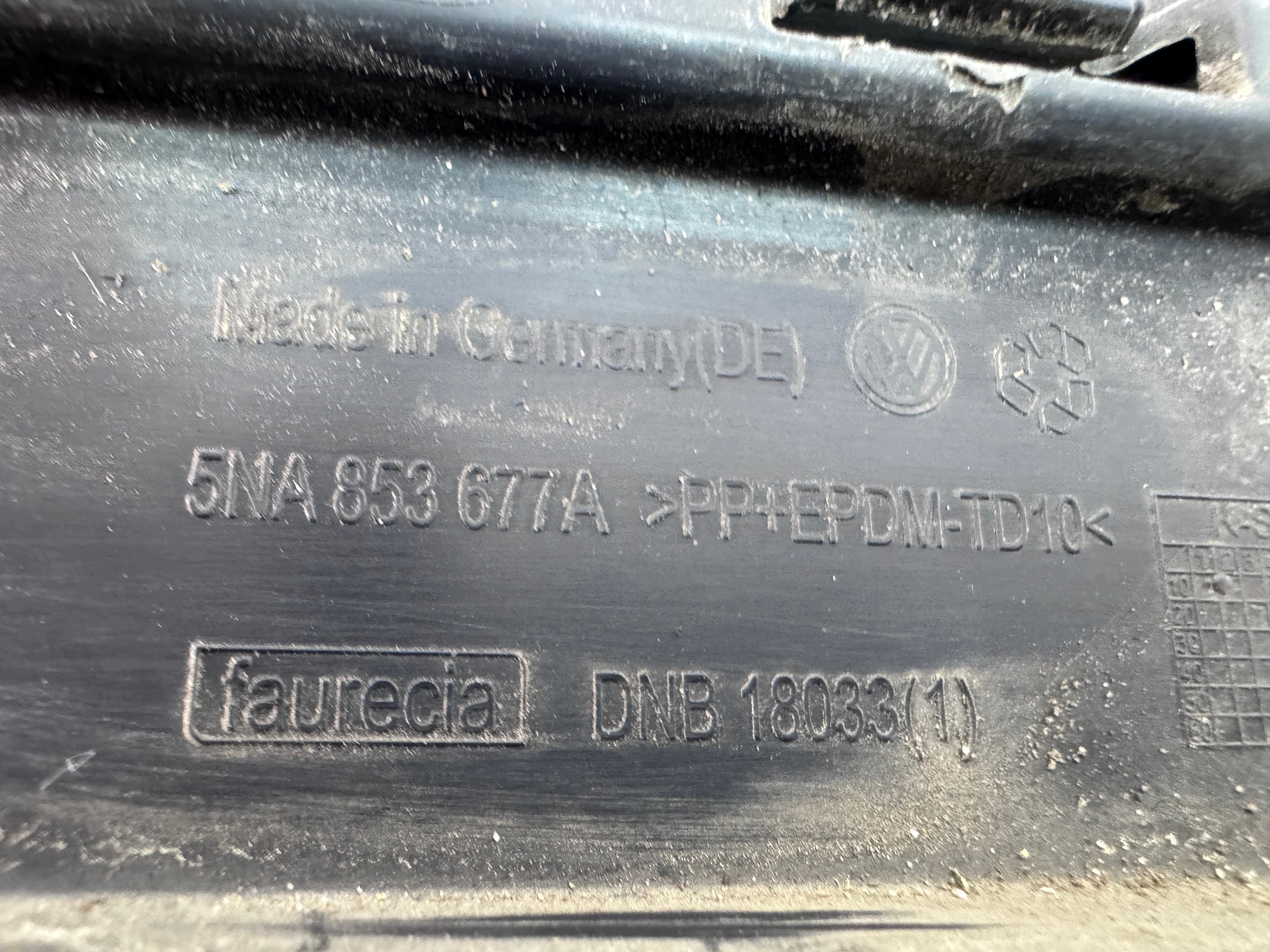 VW Tiguan II 5NA853677A Grille Midden image 3