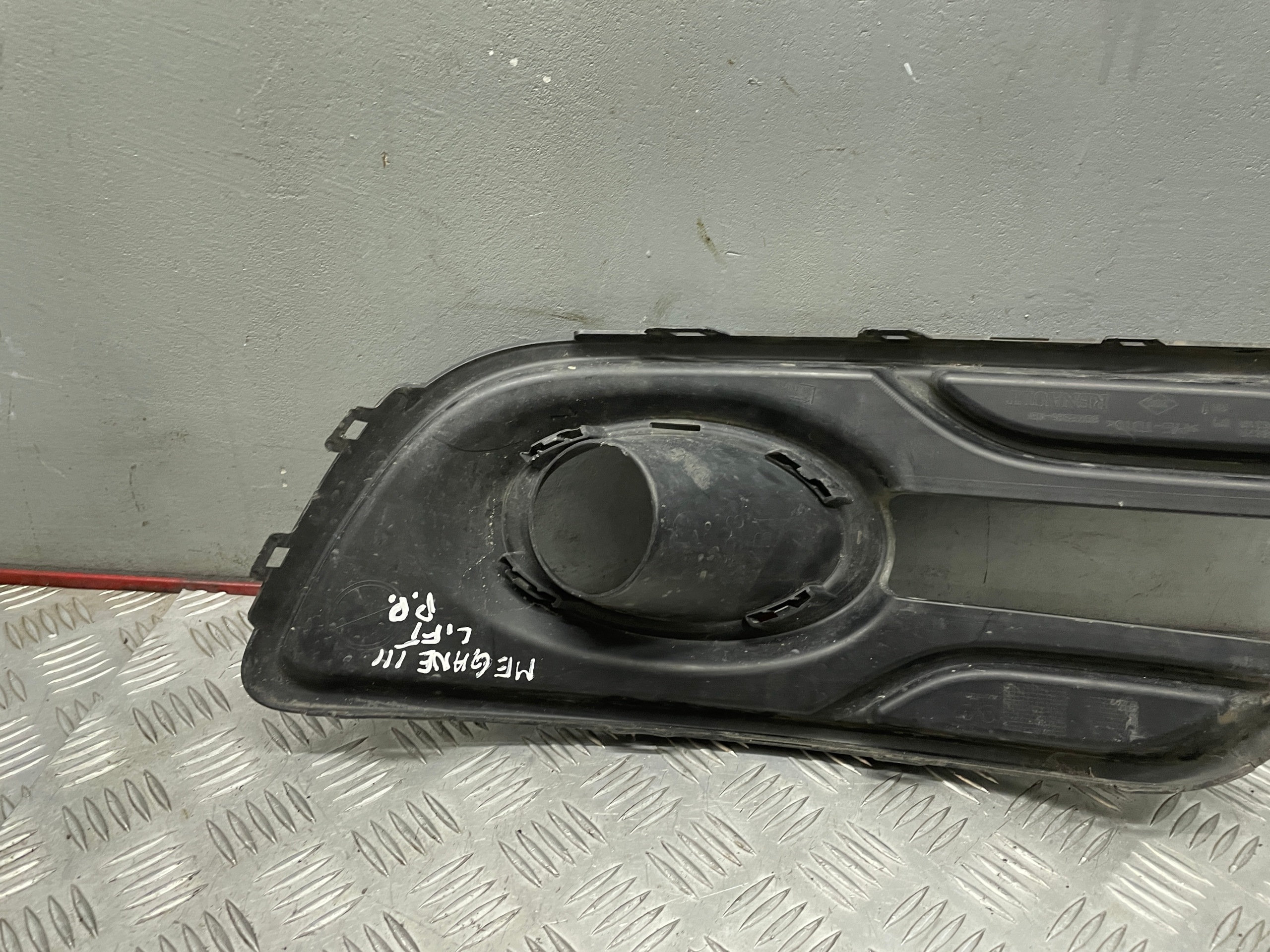 Etusäleikön oikea osa Renault Megane III image 4