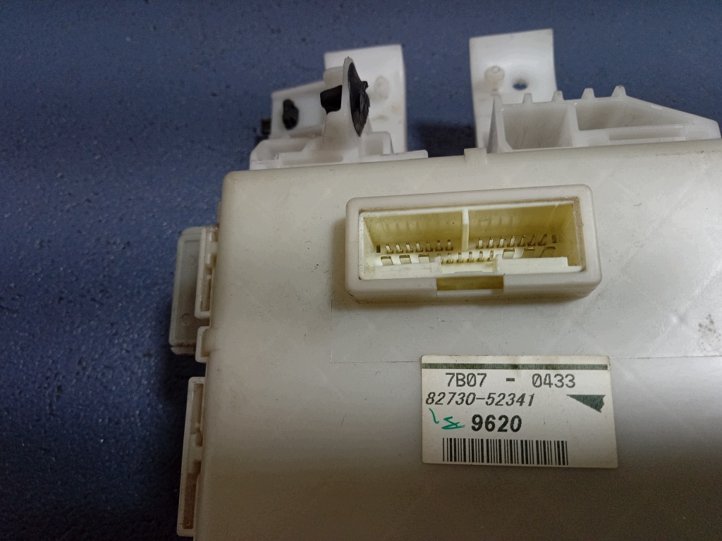 Yaris II säkringsbox 82730-52341 image 4
