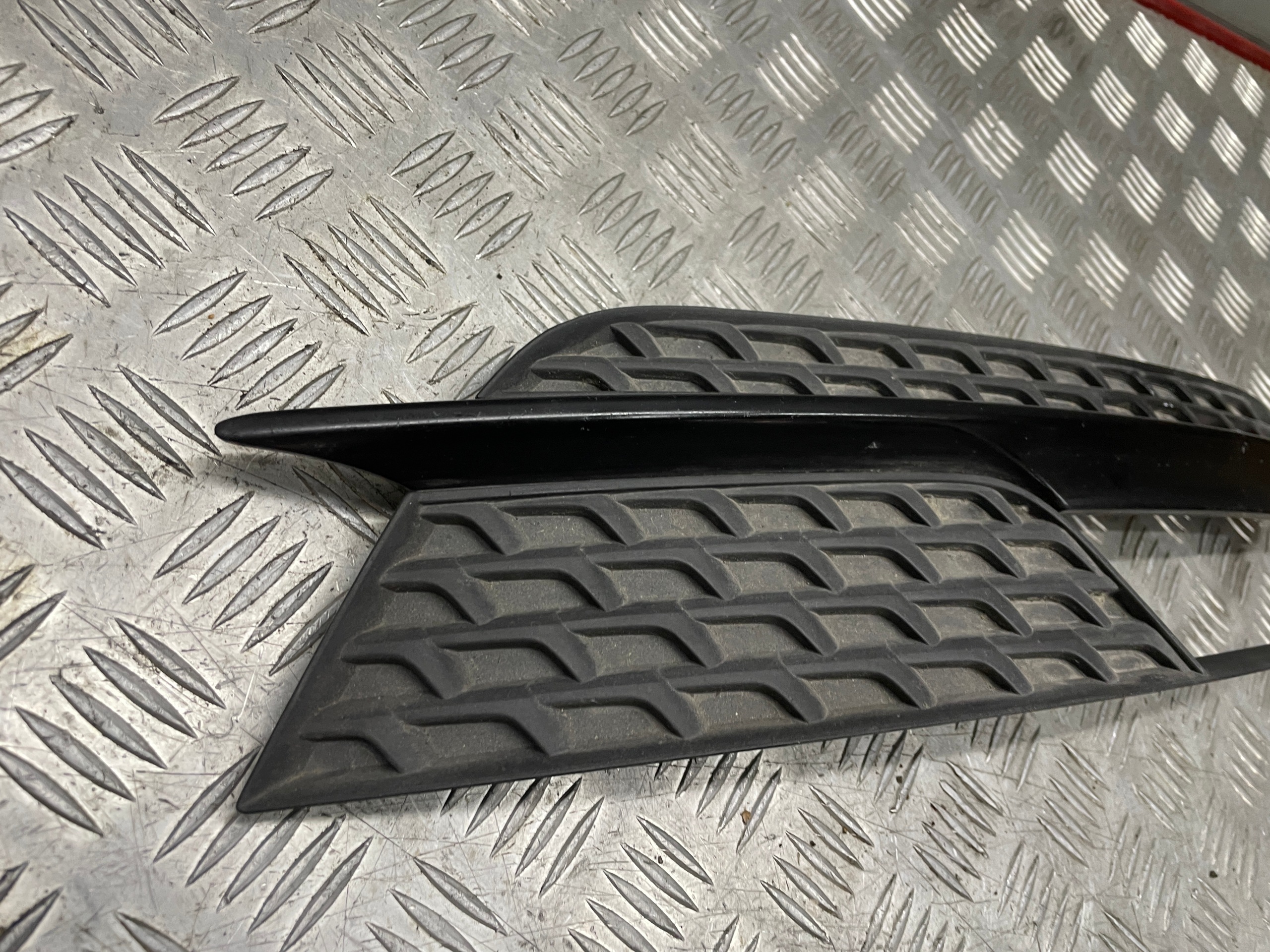 Etupuskurin säleikkö oikea 8T0807682H Audi A5 8T